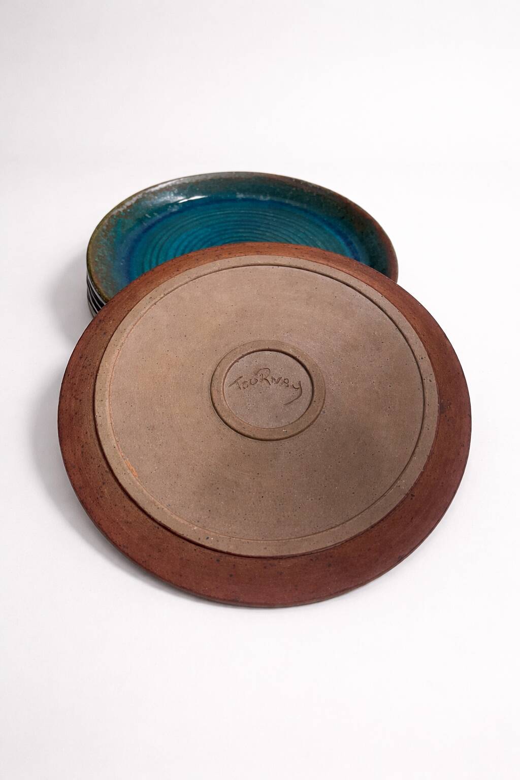 Set of 5 ceramic plates – ø 24.5 cm – signed tournay