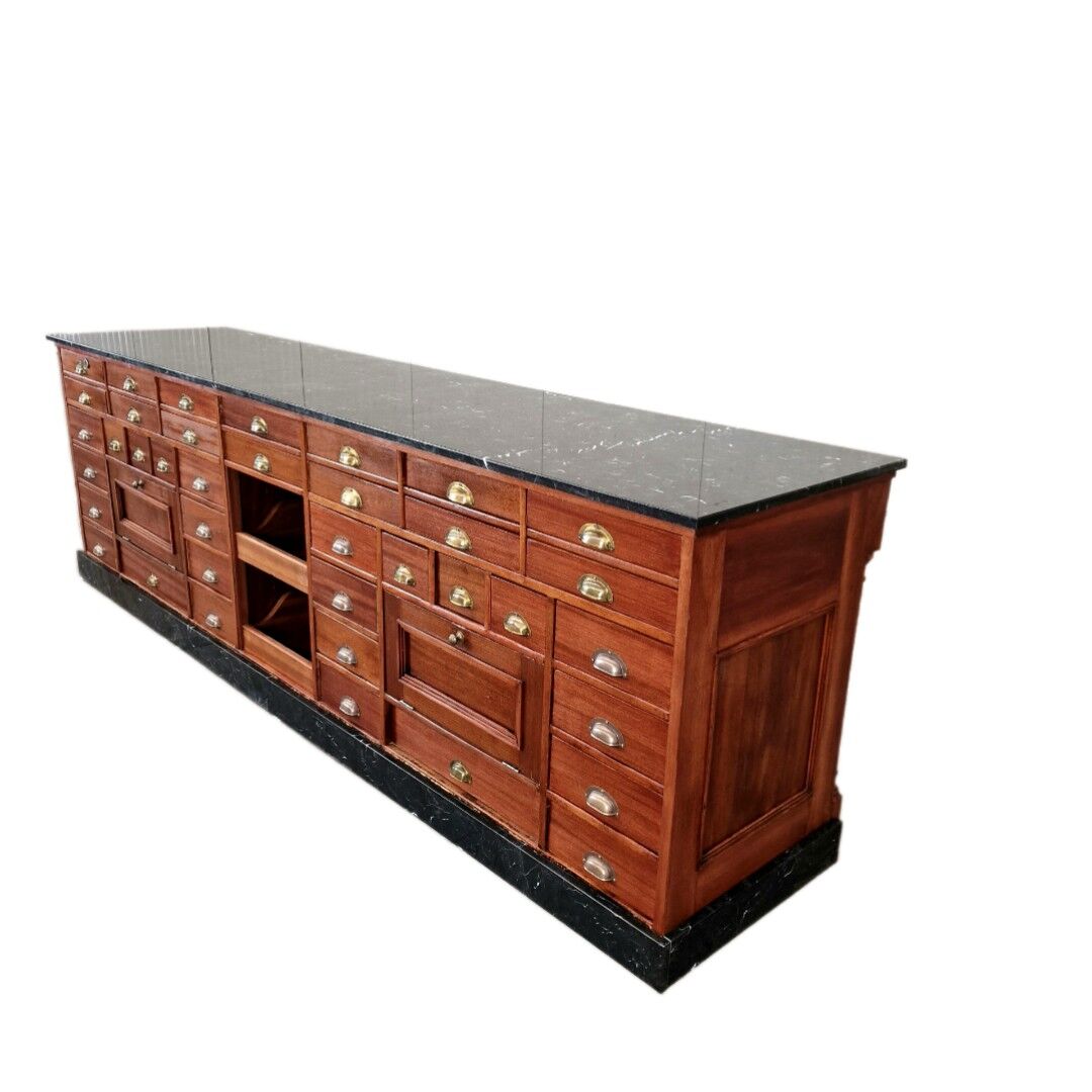 Grand comptoir d’apothicaire Art déco antique en acajou et comptoir de pharmacie en marbre noir, 1909