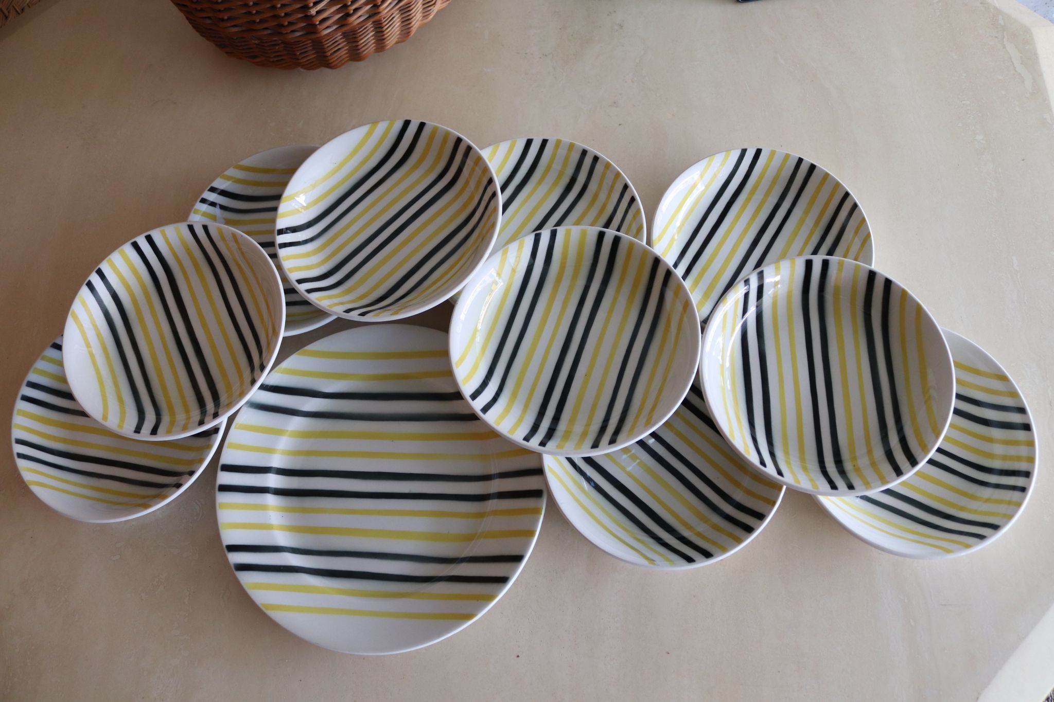 Set de 10 assiettes creuses et 1 plat rayés moulins des loups