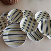 Set de 10 assiettes creuses et 1 plat rayés moulins des loups