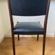 Chaise scandinave en bois et skaï