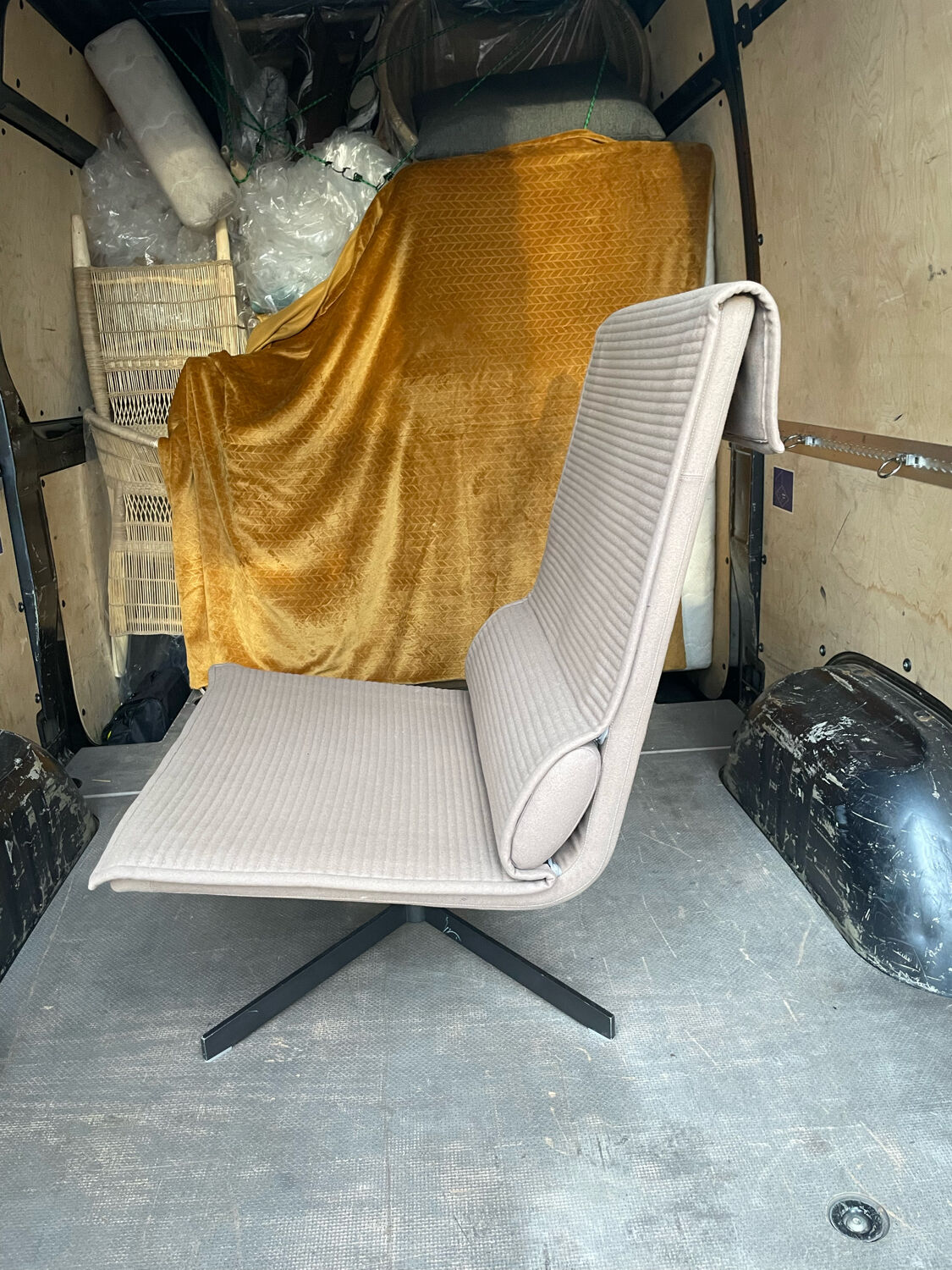 B&B Italia swiveling chair in beige hopsack