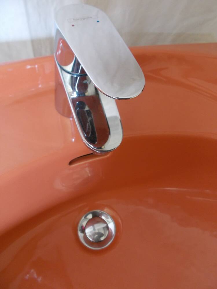 Lavabo vintage et sa tablette orange
