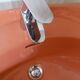 Lavabo vintage et sa tablette orange