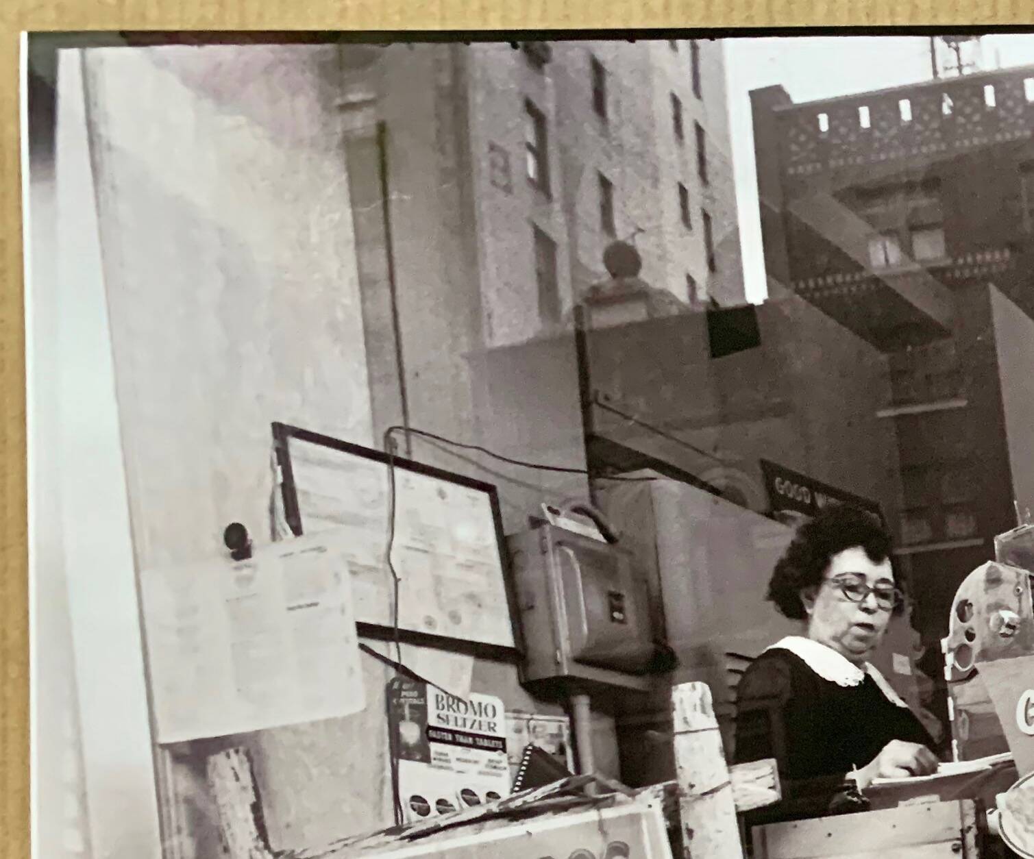 Instantané urbain – Une scène authentique de New York figée en 1959
