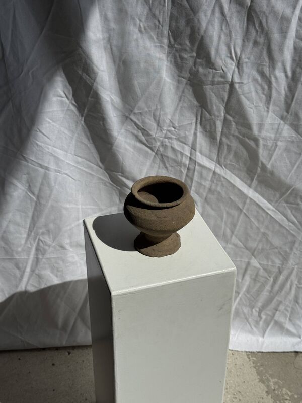 Petit pot piédouche brutaliste indonésien H13 D15