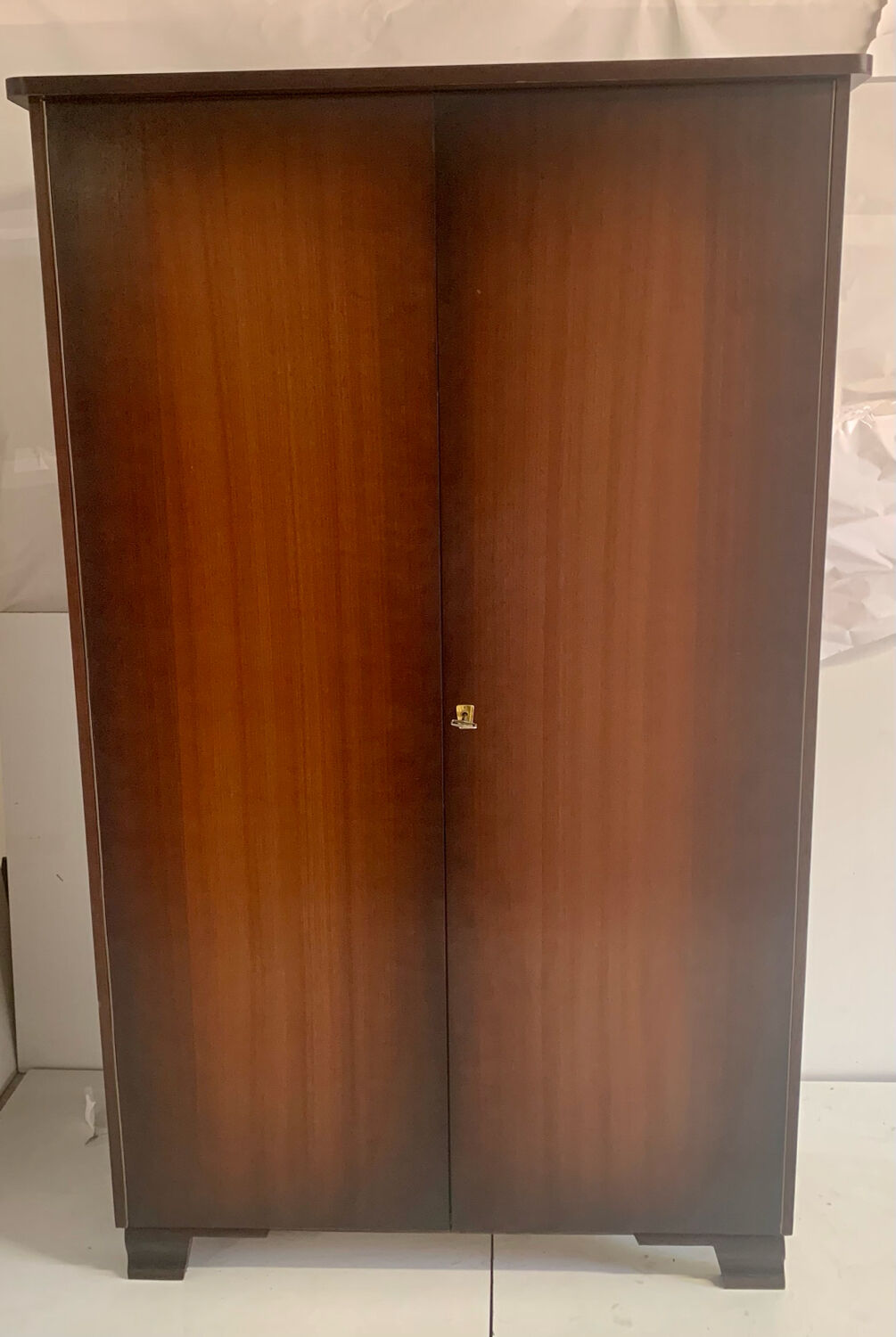 Armoire vintage pieds compas