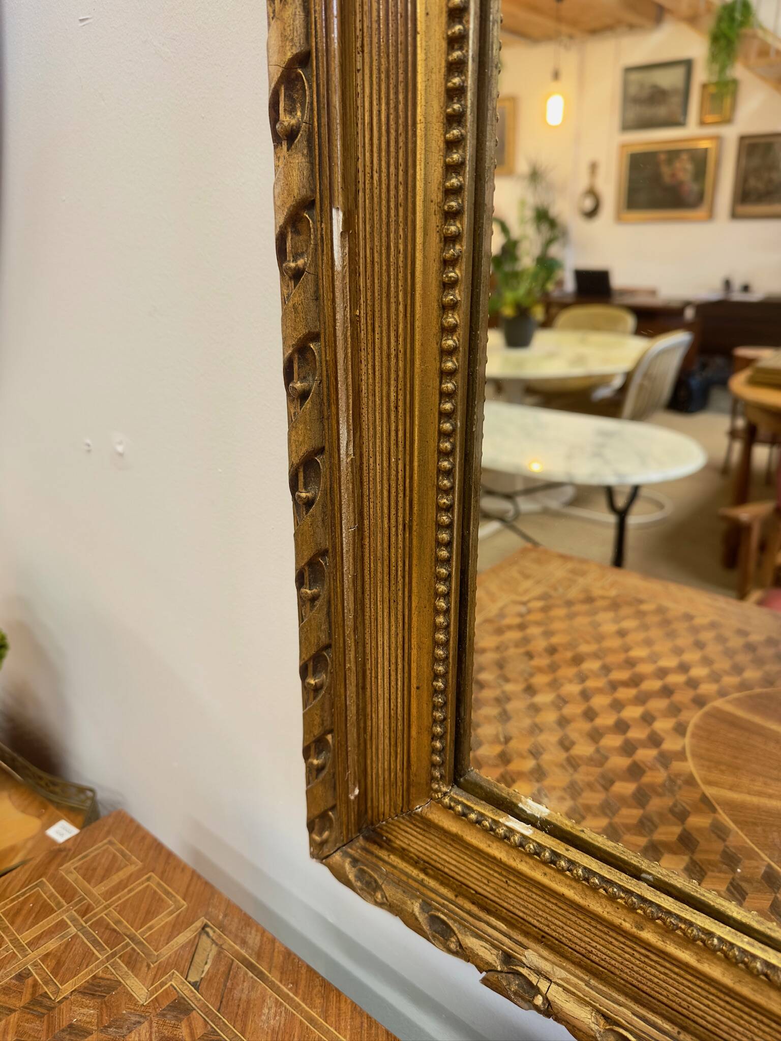 Miroir trumeau ancien en stuc doré – décor floral