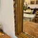 Miroir trumeau ancien en stuc doré – décor floral