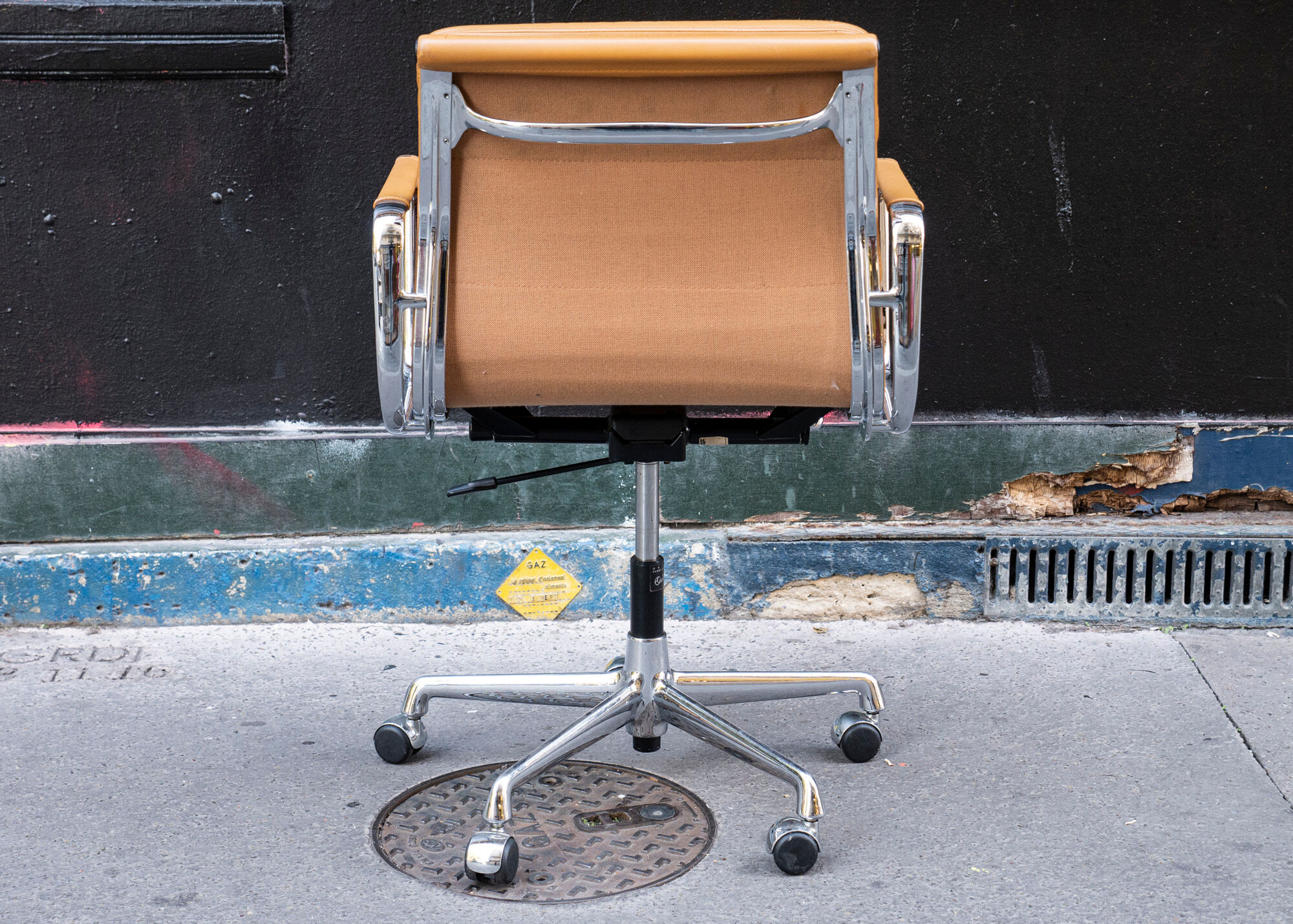 Soft Pad EA 217 chair by Charles & Ray Eames, Vitra
