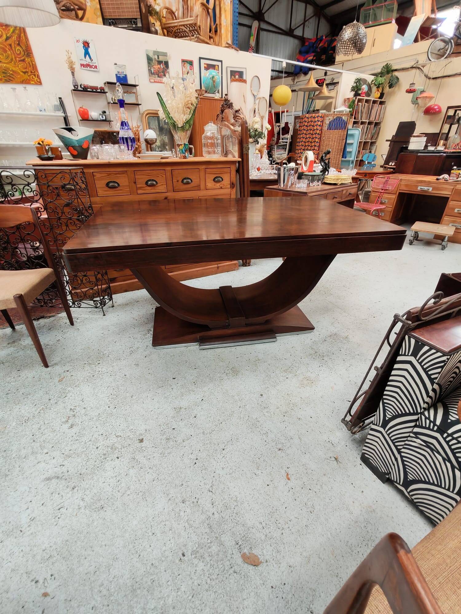 Art Deco dining table with a central cradle base from the 1930s.