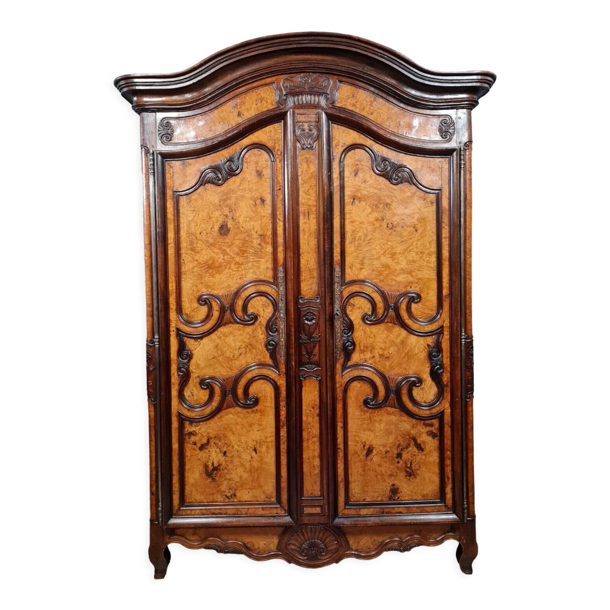Bressane wardrobe Louis XV era with gendarme's hat in walnut and elm around 1750