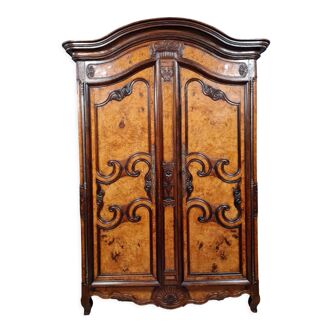 Armoire Bressane époque Louis XV a chapeau de gendarme en noyer et orme vers 1750