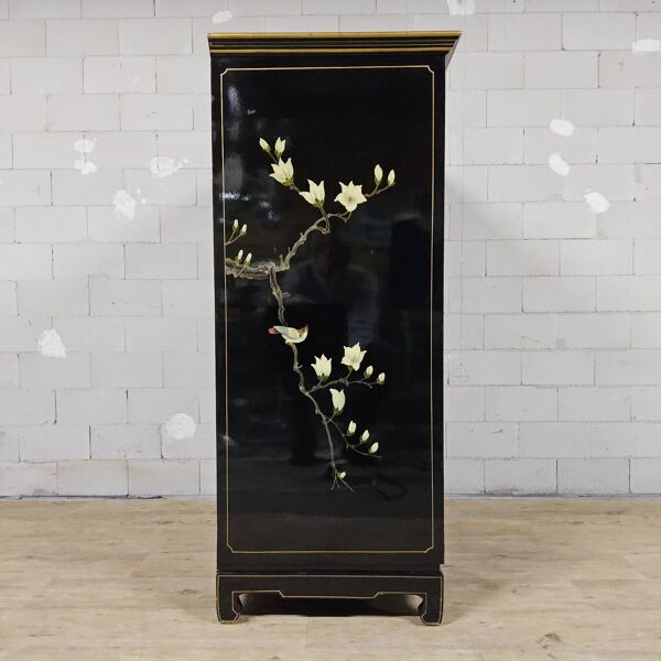 Cabinet vintage chinois en laque noire avec des oiseaux et des fleurs bohémien