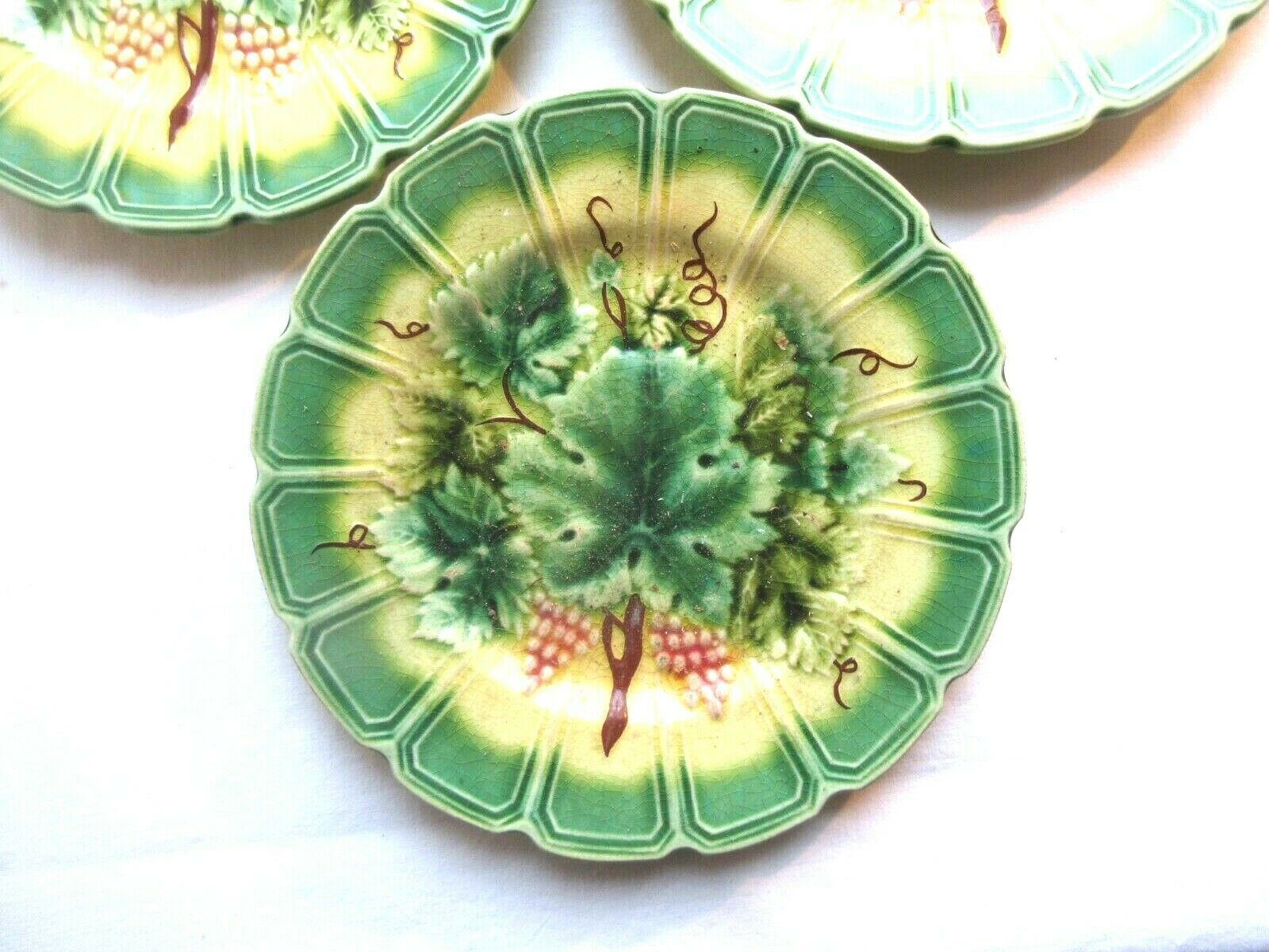 Lot of 3 Art Deco dessert plates in Sarreguemines dabbling: Vine