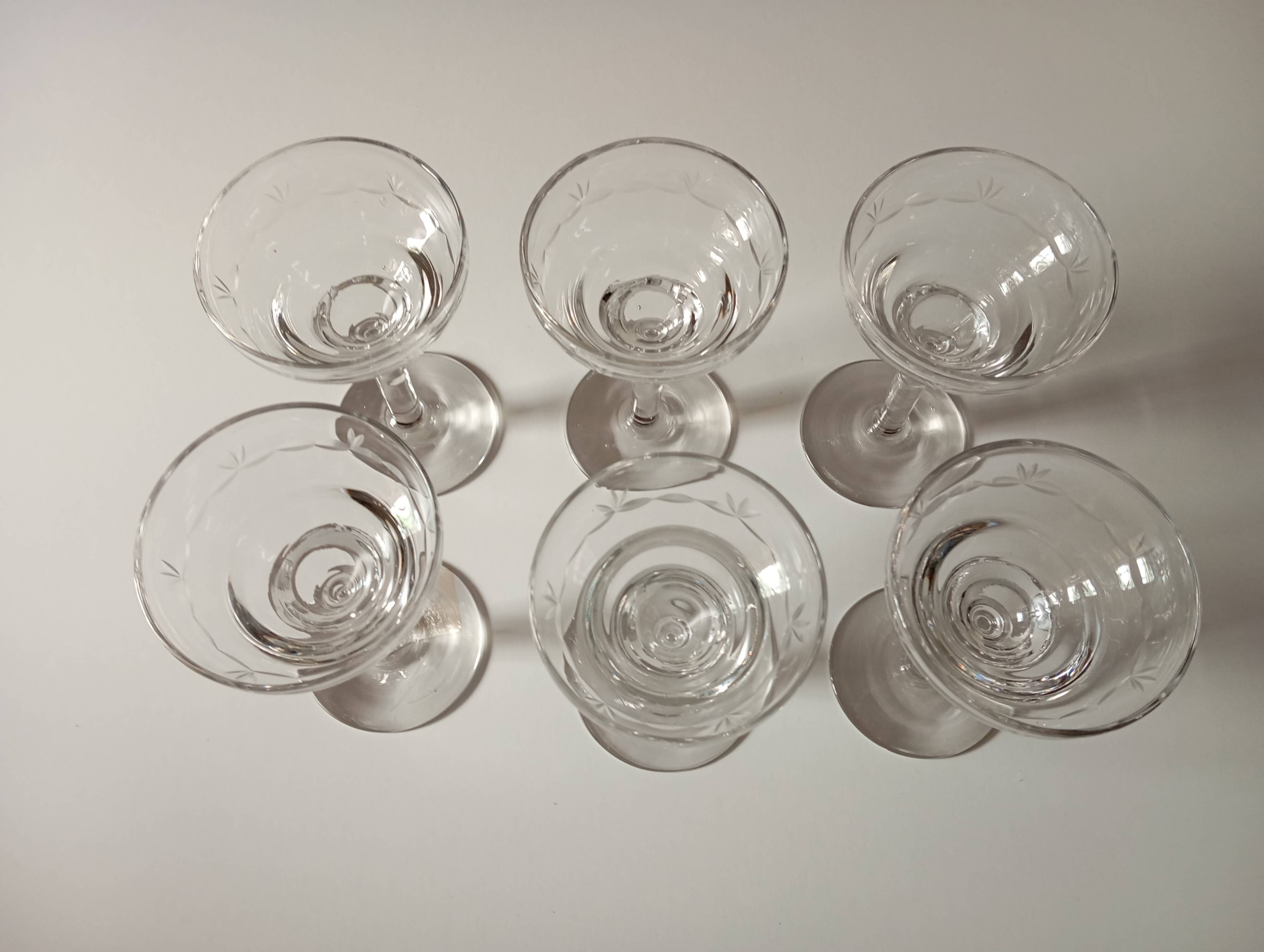 Set of 6 blown aperitif glasses with engraved patterns
