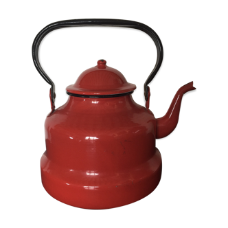 Red enamelled kettle
