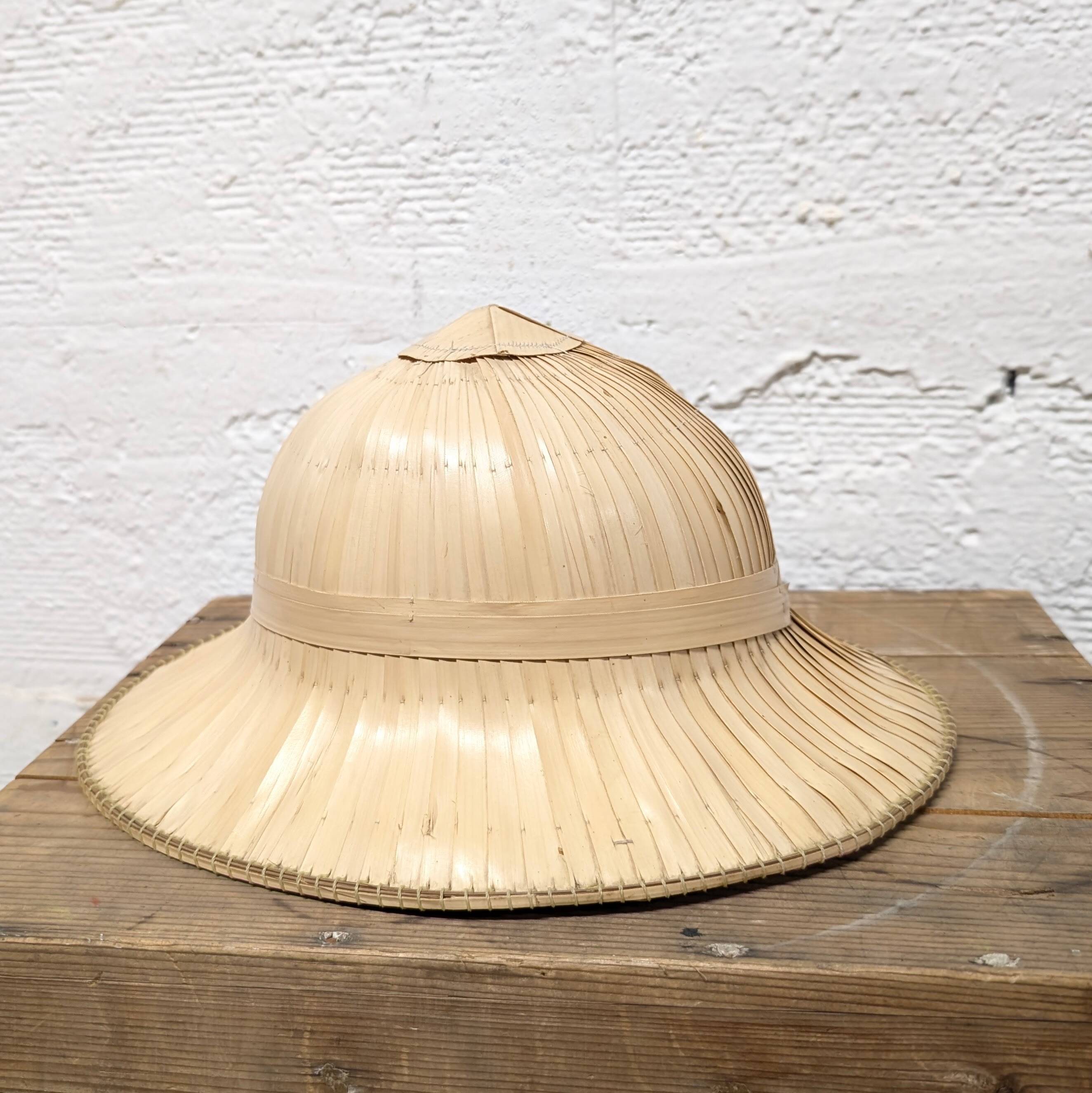 Colonial hat made of braided fibers