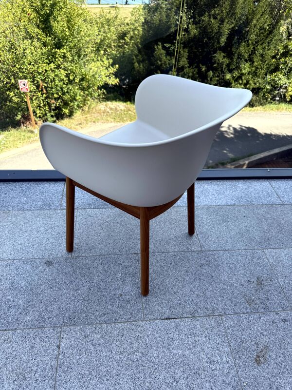 Chaise scandinave “style Elefy”, coque blanche & pieds bois – comme neuve