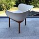Chaise scandinave “style Elefy”, coque blanche & pieds bois – comme neuve