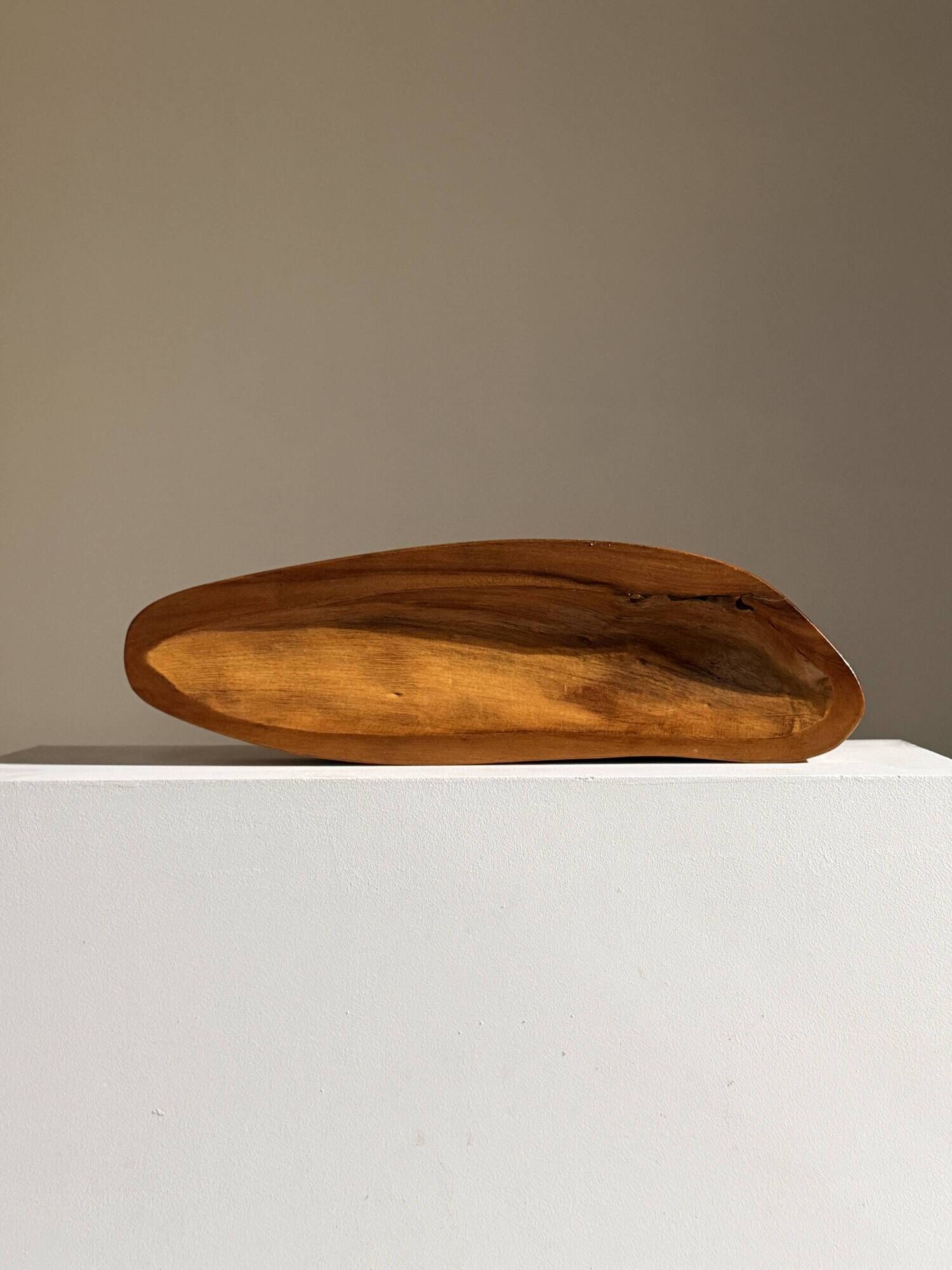 Grande coupe sculptée en orme, France, circa 1950