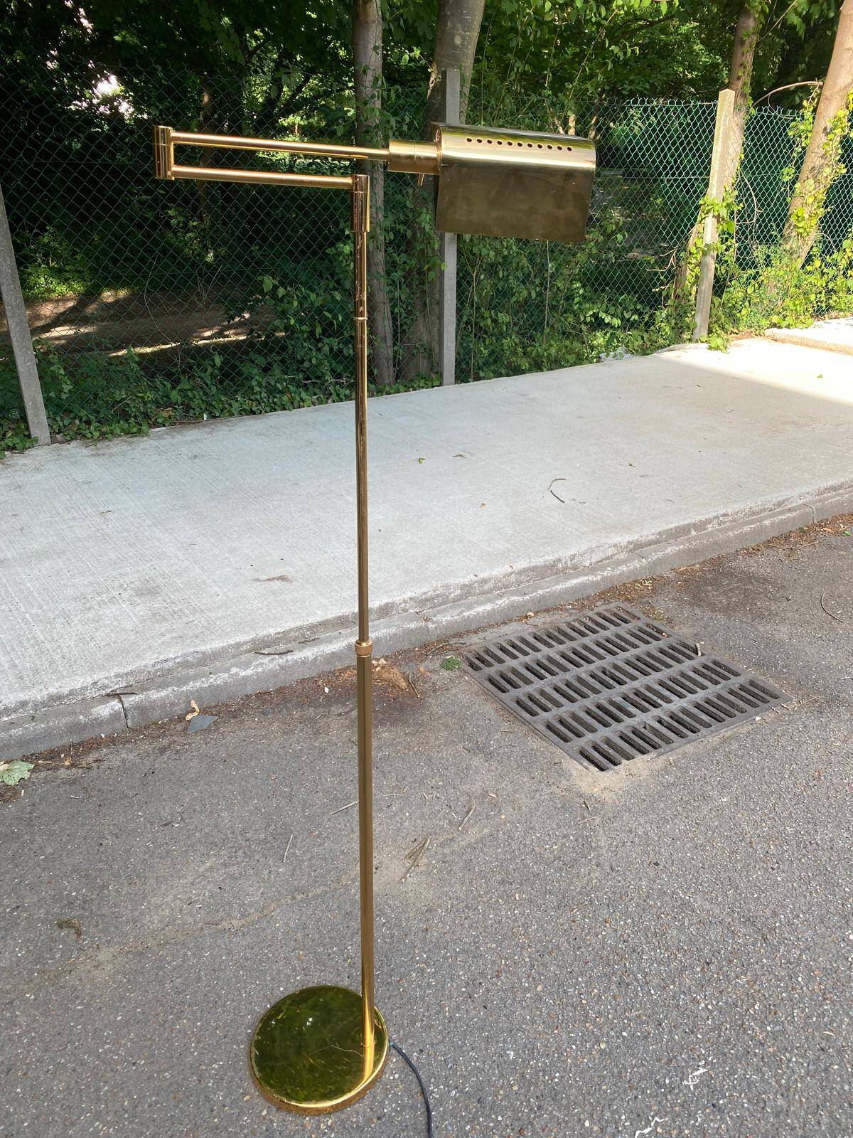 Italian floor lamp in gilded brass with swing arm