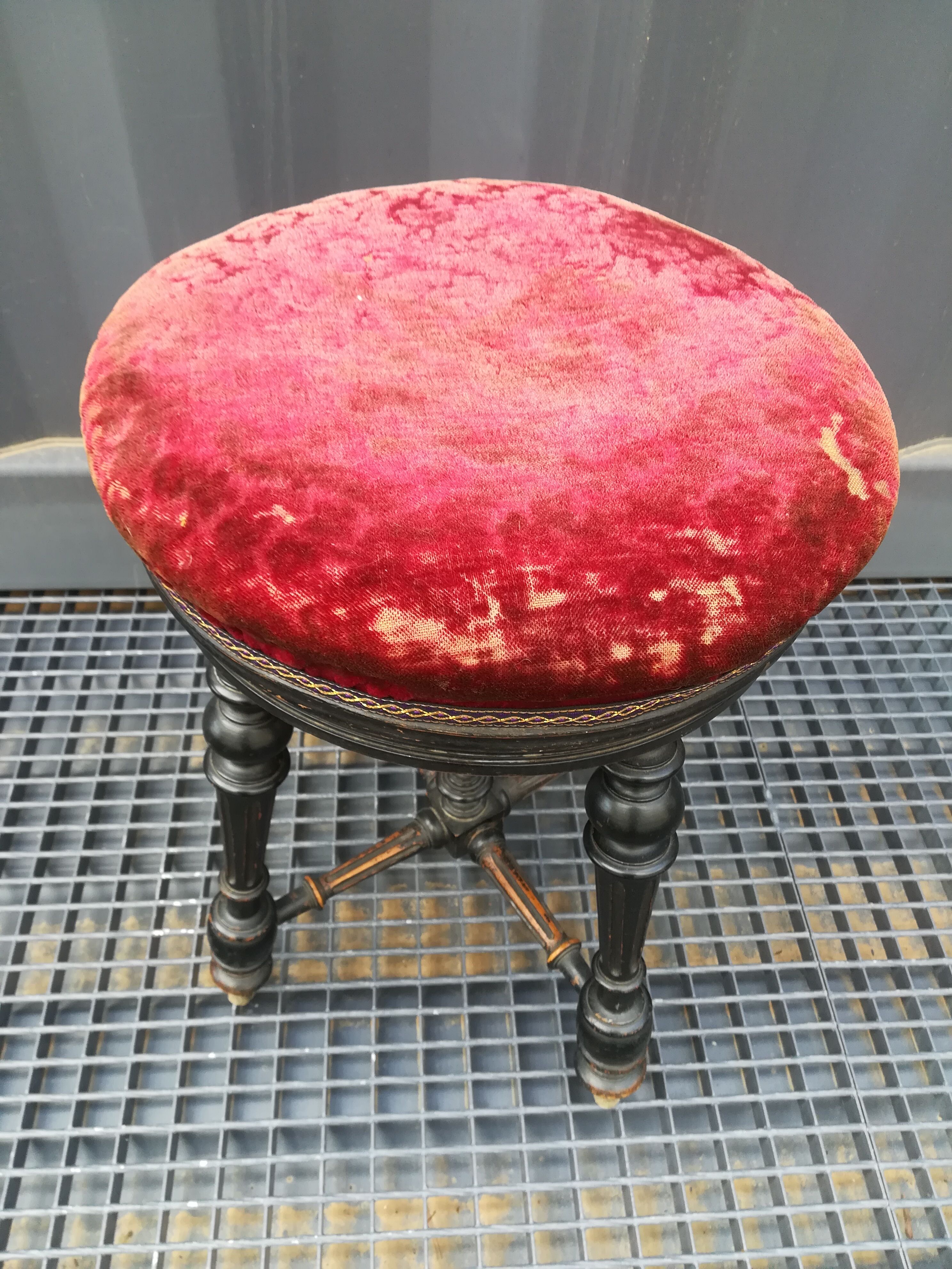 Adjustable piano stool