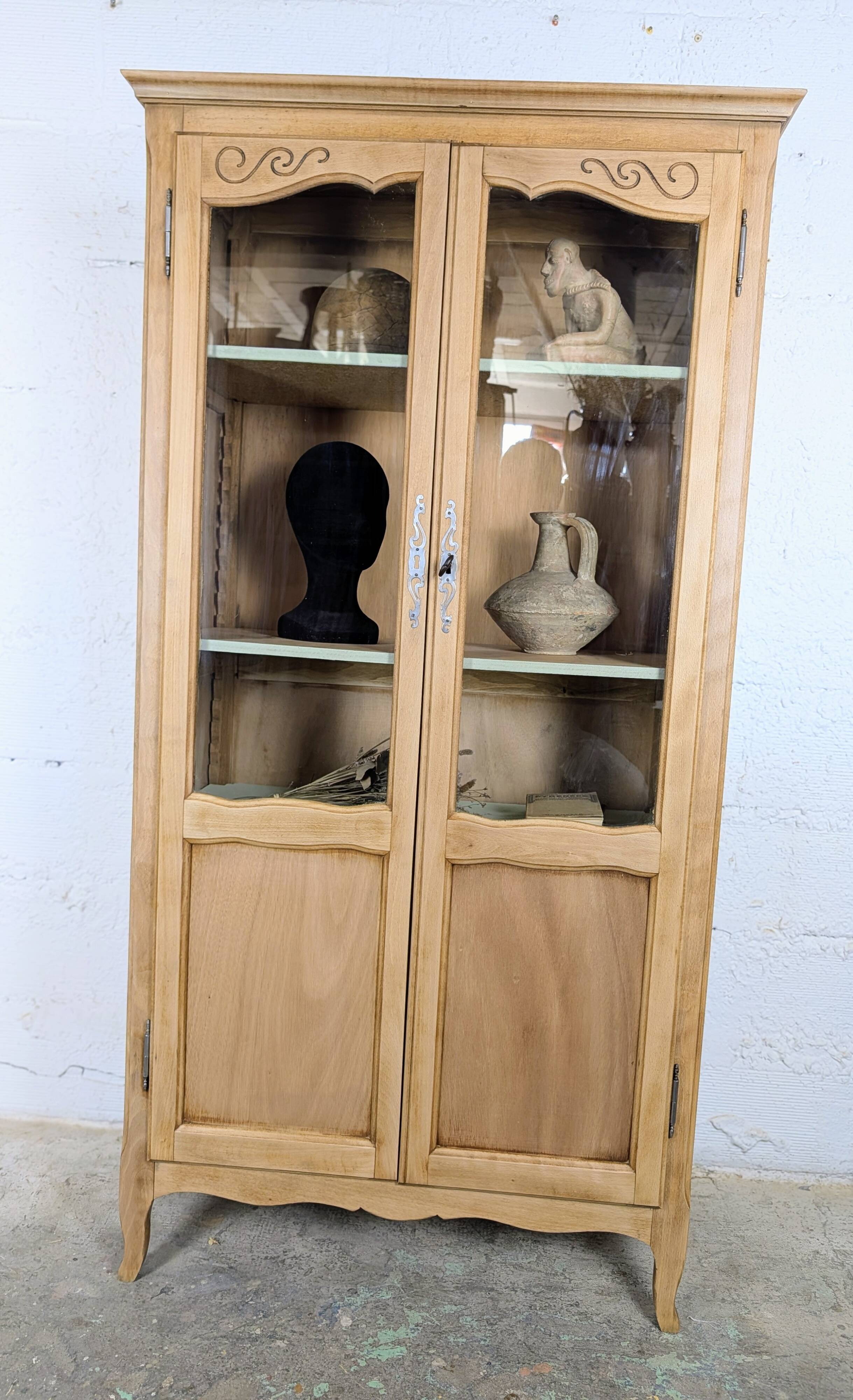 Louis XV display cabinet style