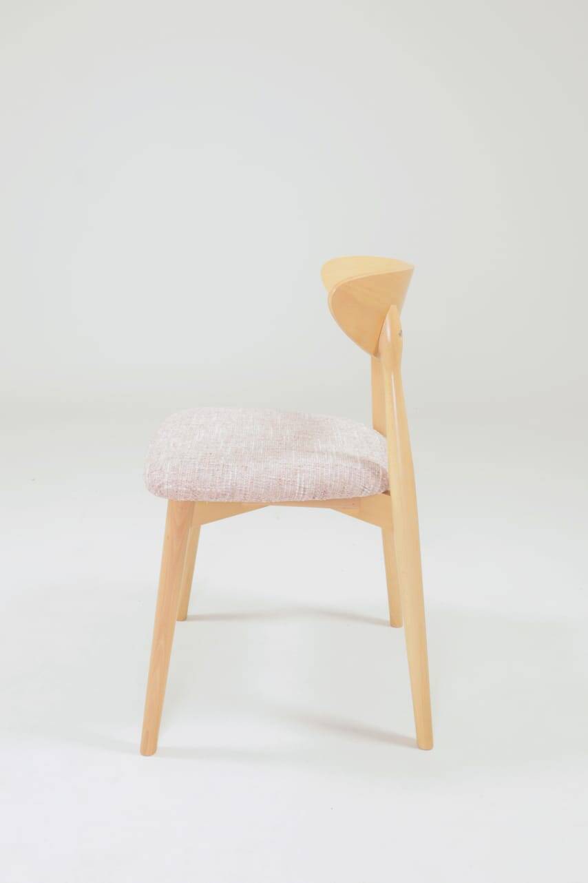 Set of 6 pale pink dining chairs in natural wood.
