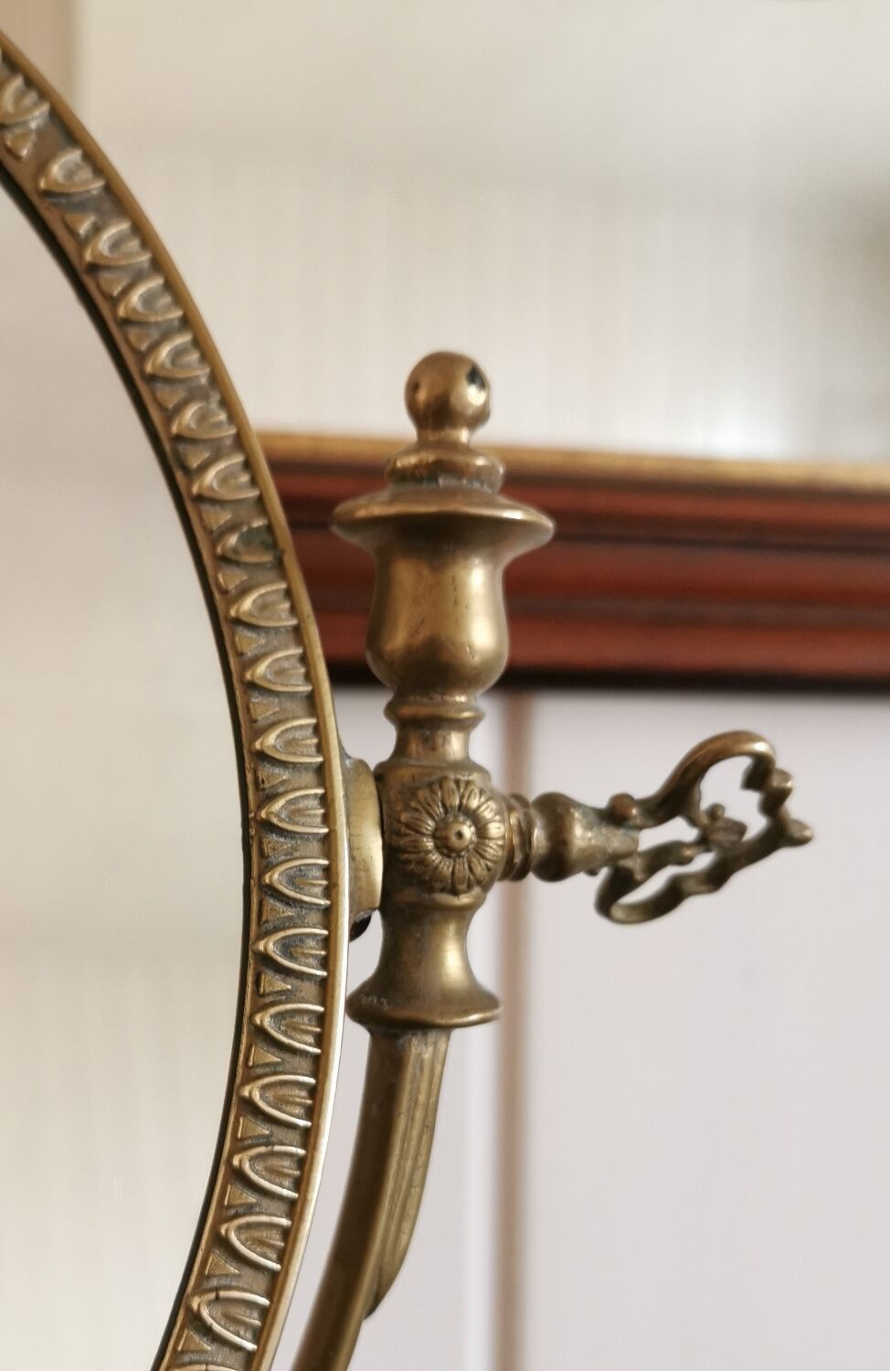 Oval mirror on psyche stand