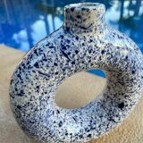 Round varnished flower vase