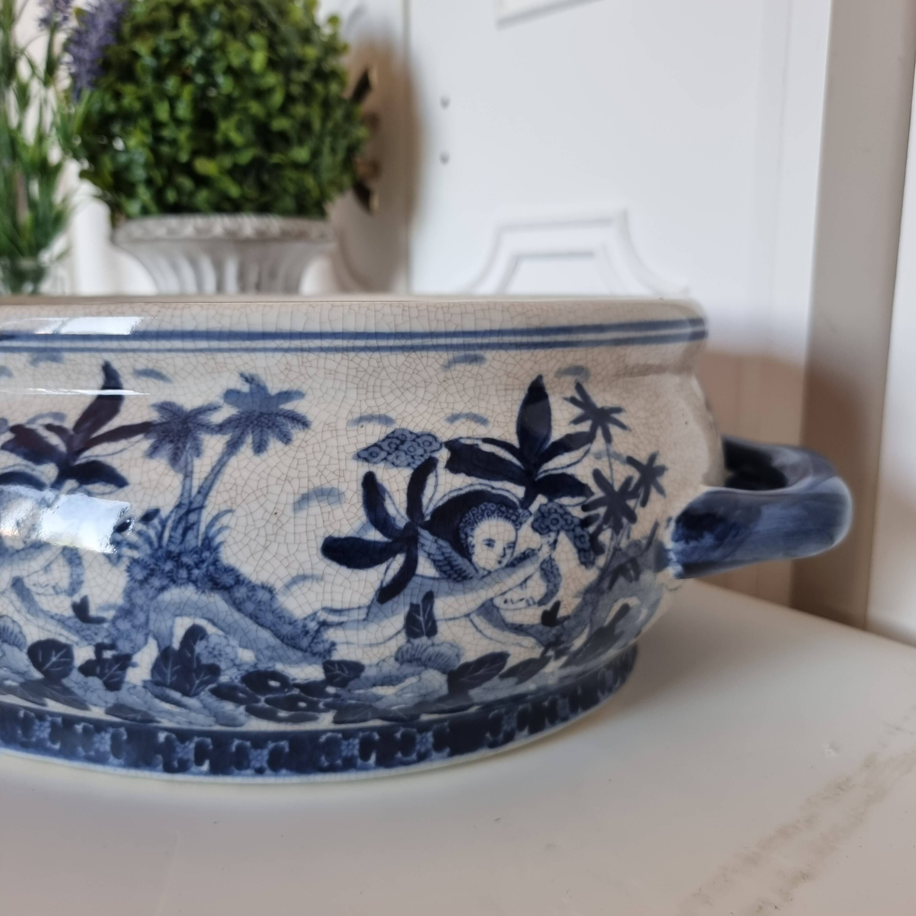 Beautiful Chinese glazed porcelain cachepot or pot, an authentic piece