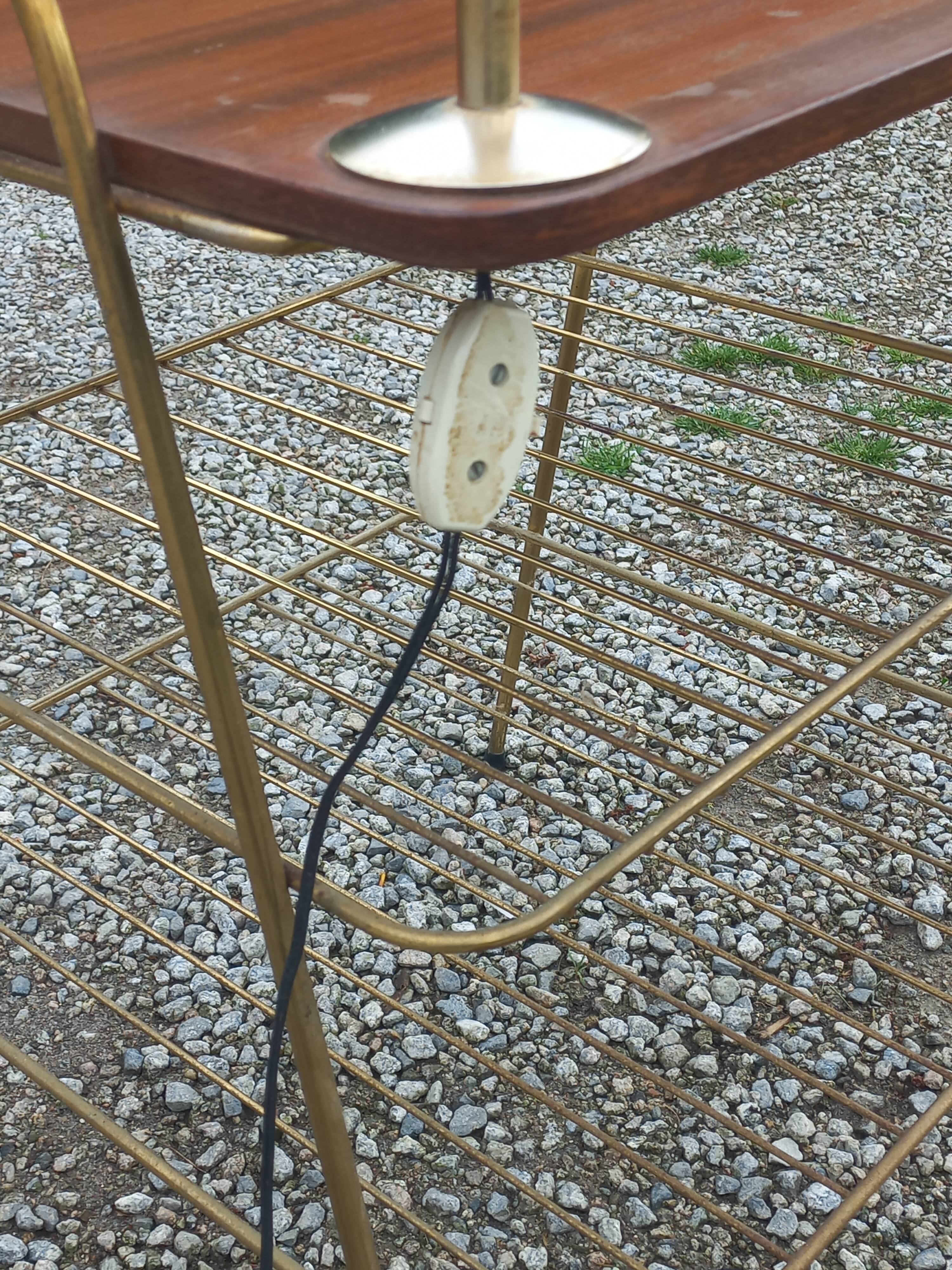 Lampadaire des années 50 en métal doré triple tablettes acajou et métal doré