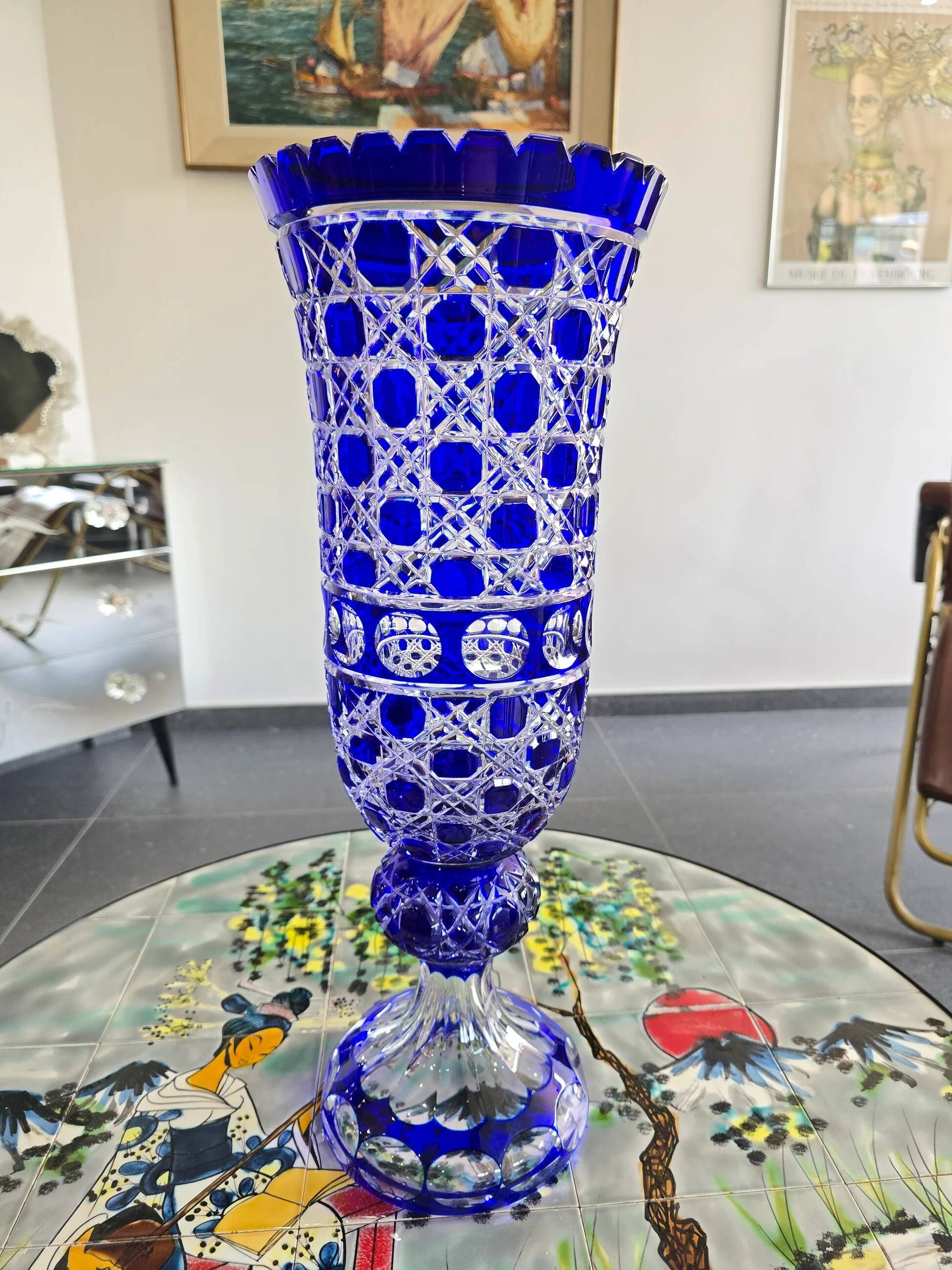 Cobalt blue cut crystal vase "The Great Owls" – Large model on a pedestal