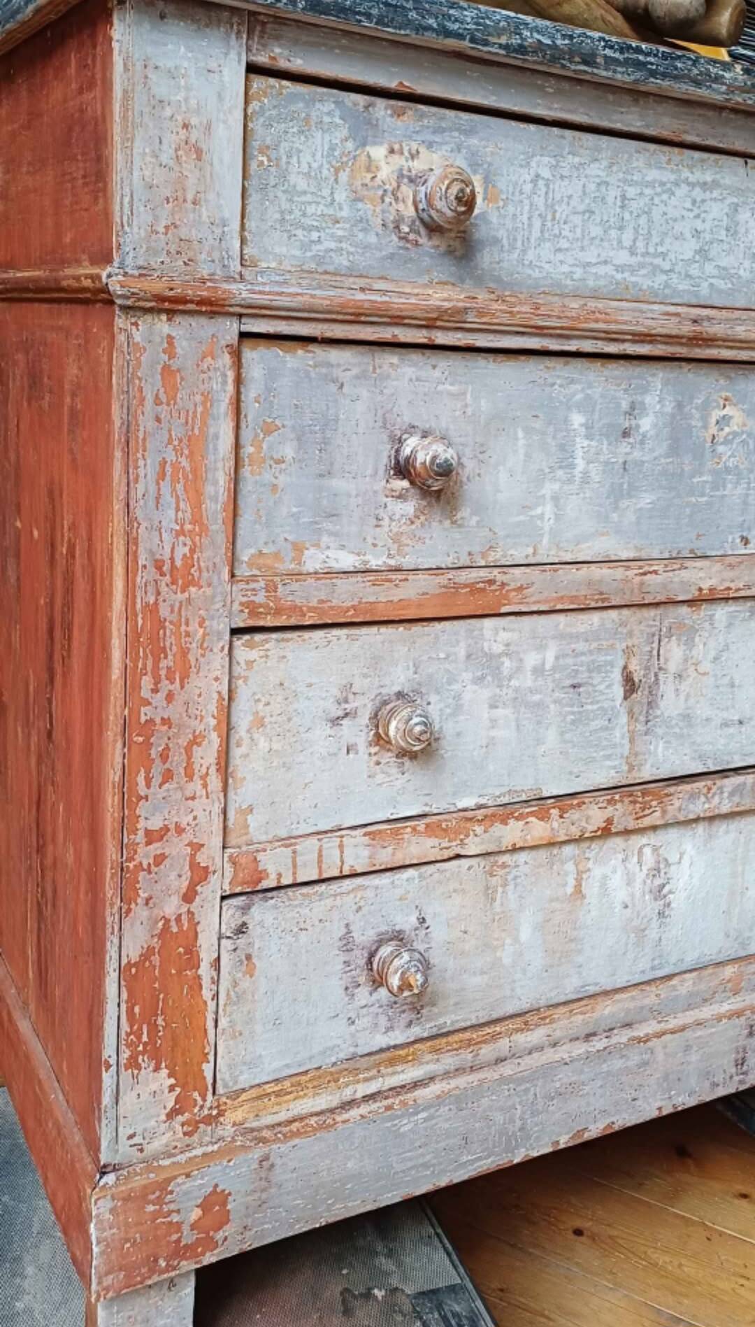 Distressed chest of drawers