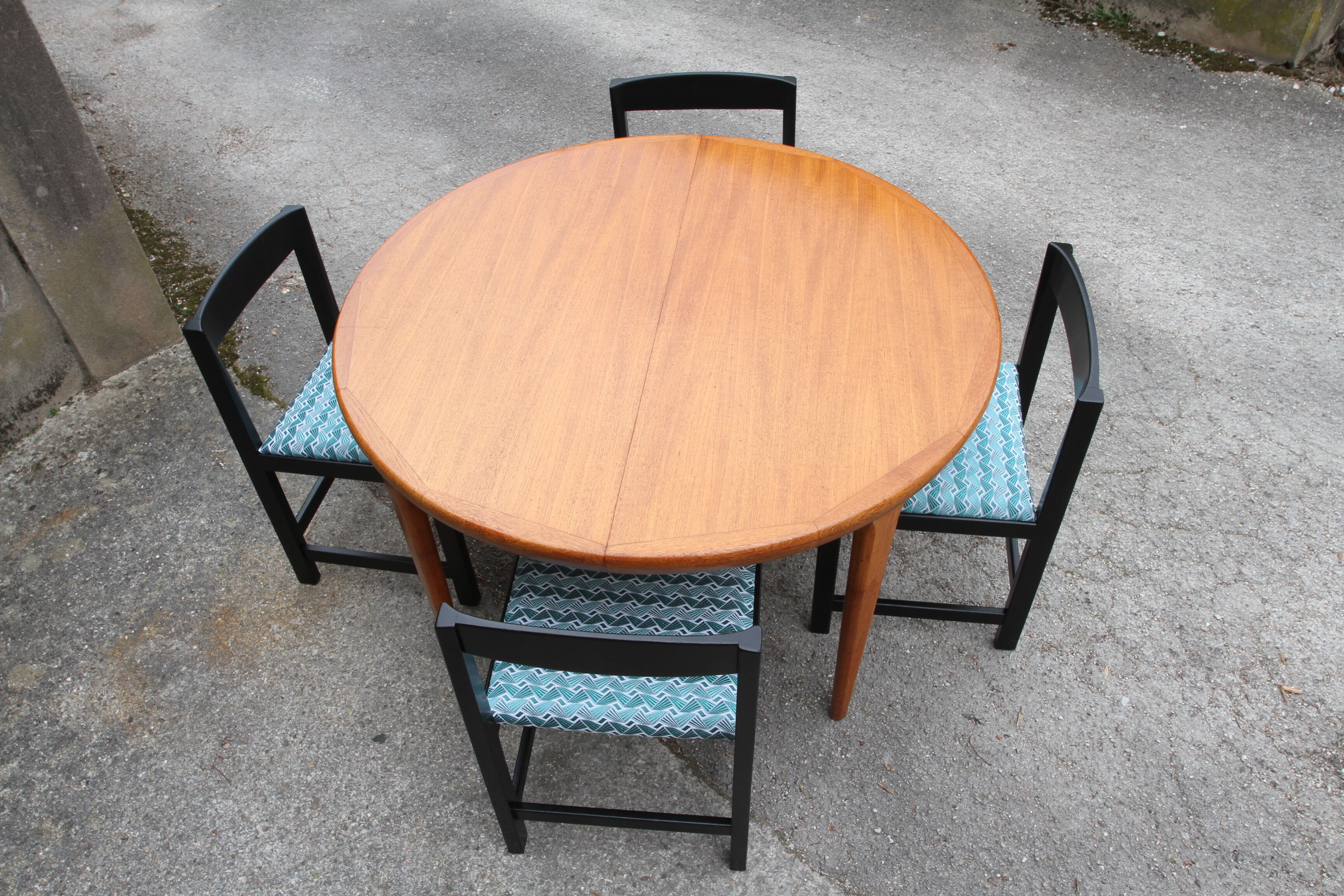 Danish teak extendable round table of the years 60
