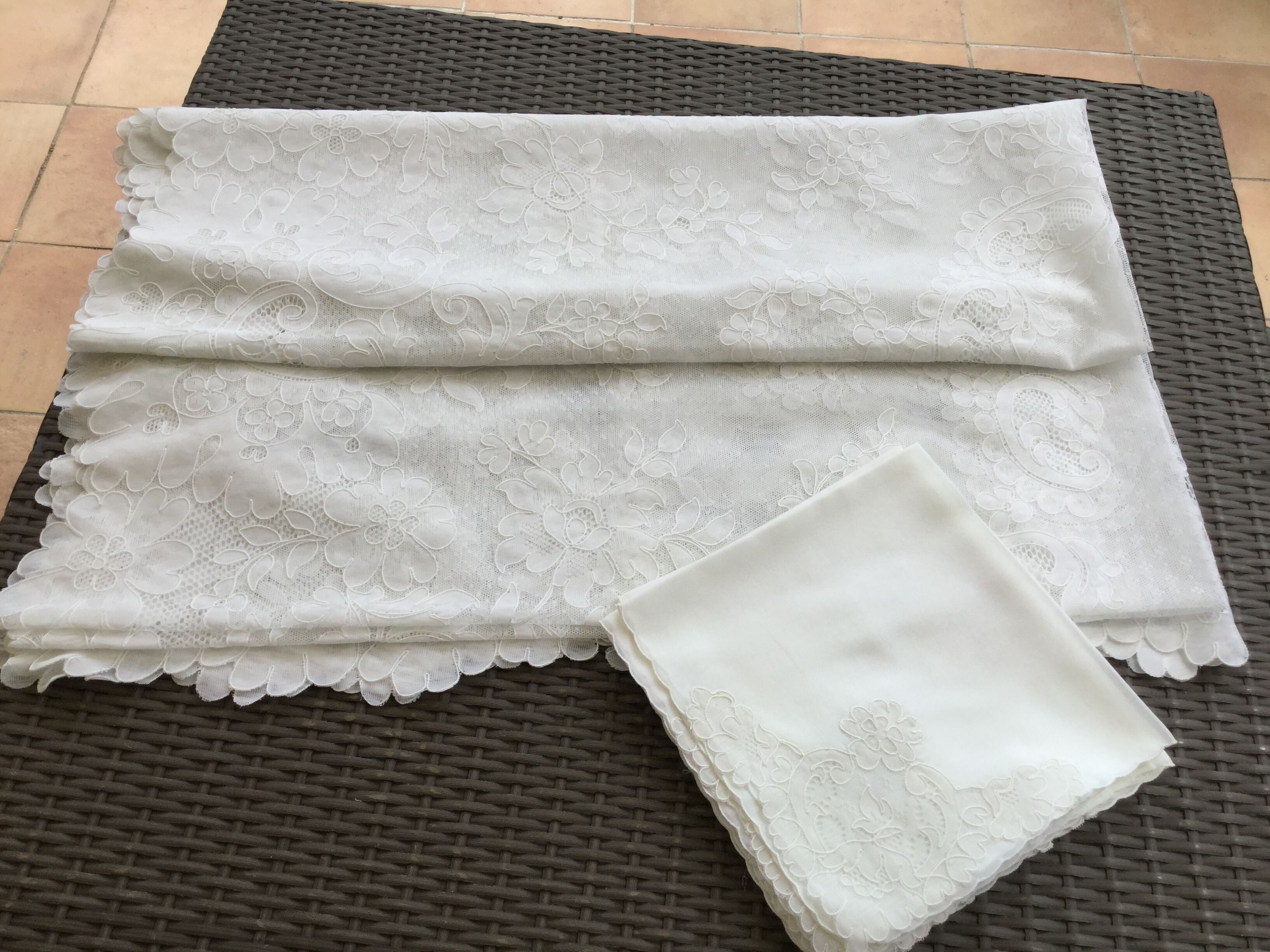 Dognin lace tablecloth and its 12 matching towels