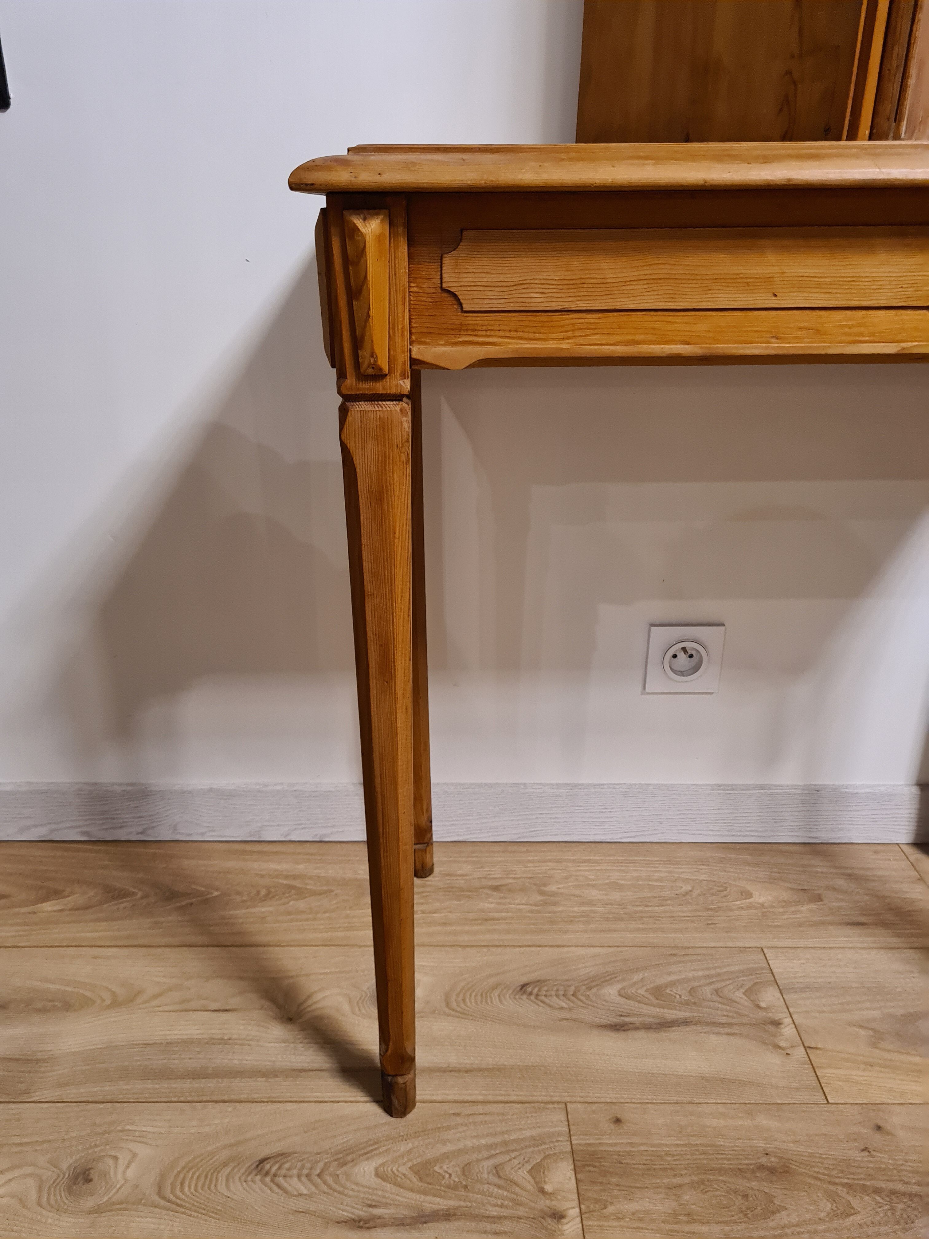 Dressing table with tryptic mirror