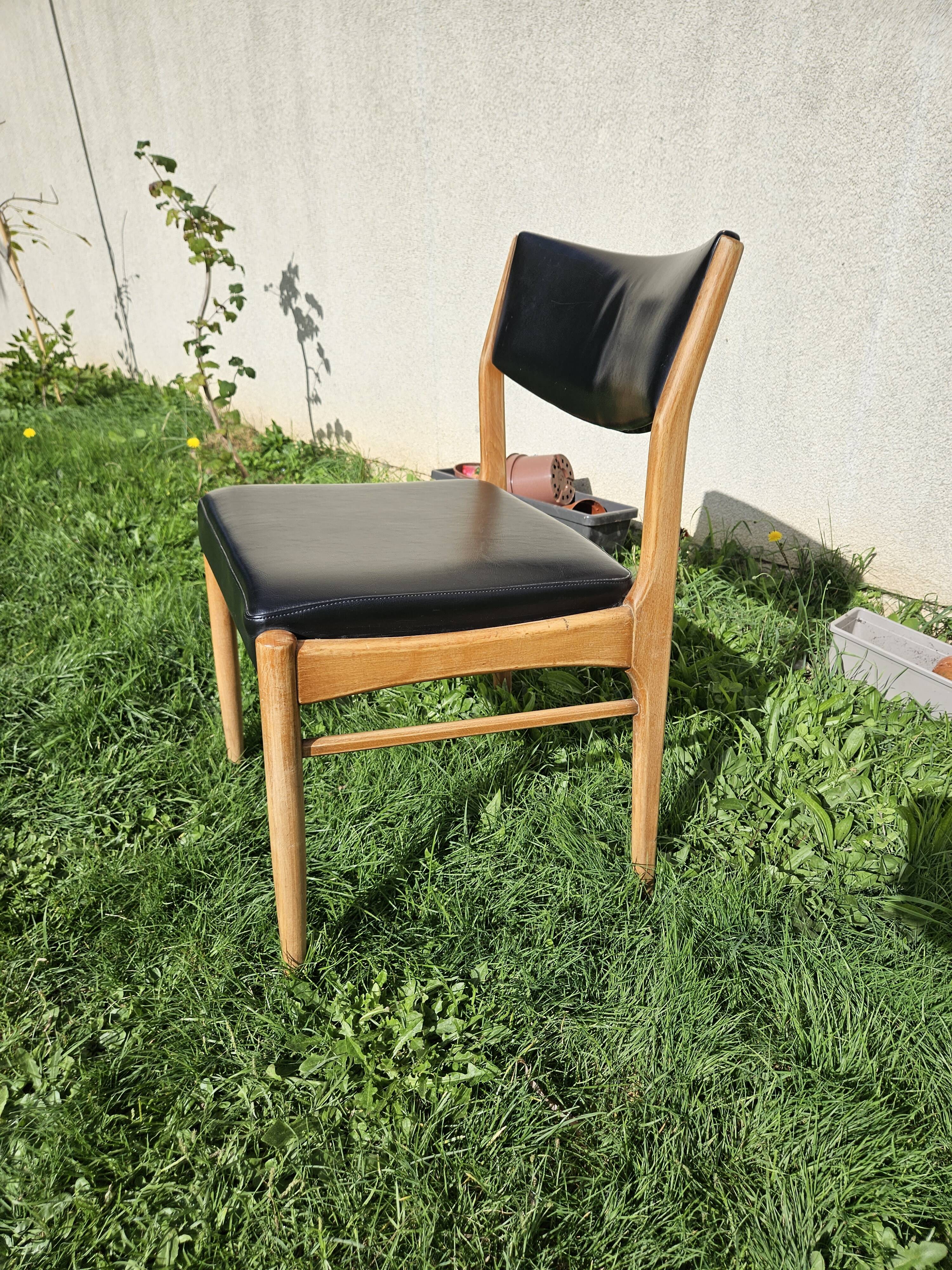 Chaise scandinave assise et dossier similicuir
