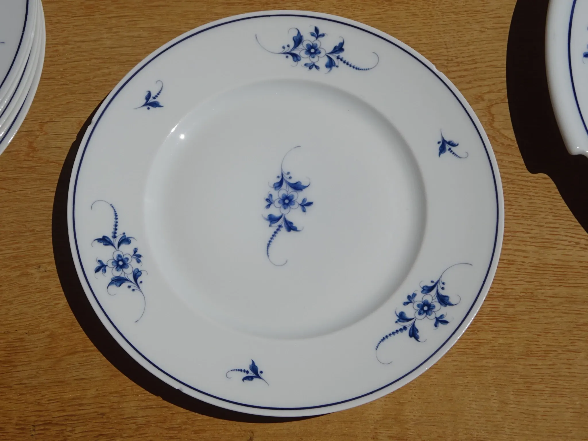 Fine Limoges porcelain dessert service: dish and 12 plates.