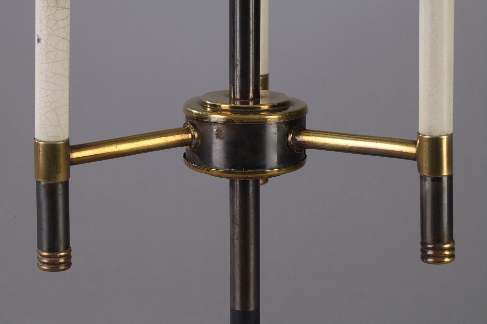 Modernist table lamp in black and gold lacquered metal