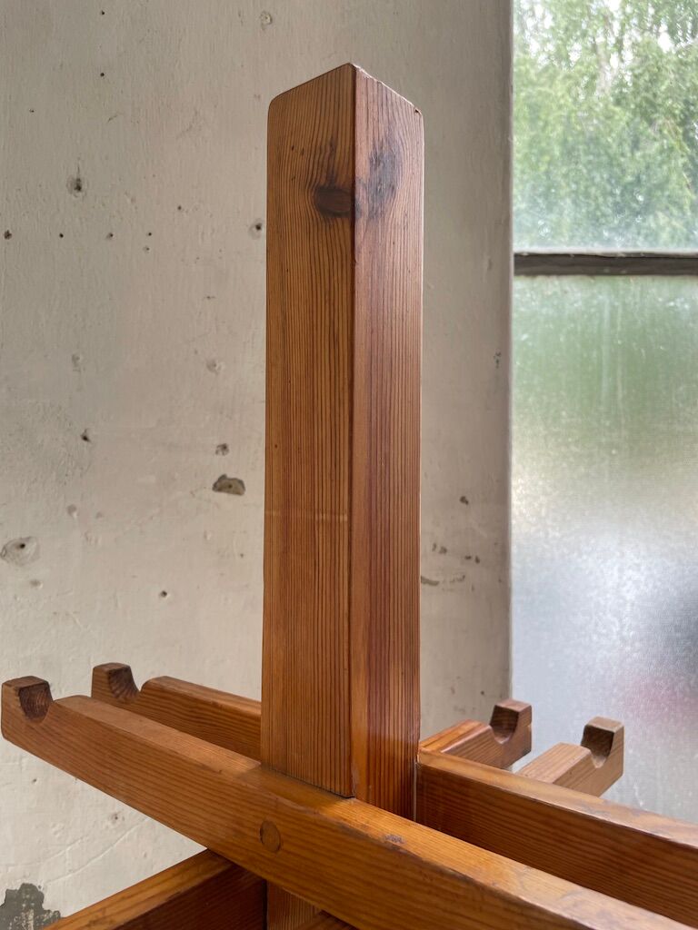 Patère wears pine coat 70