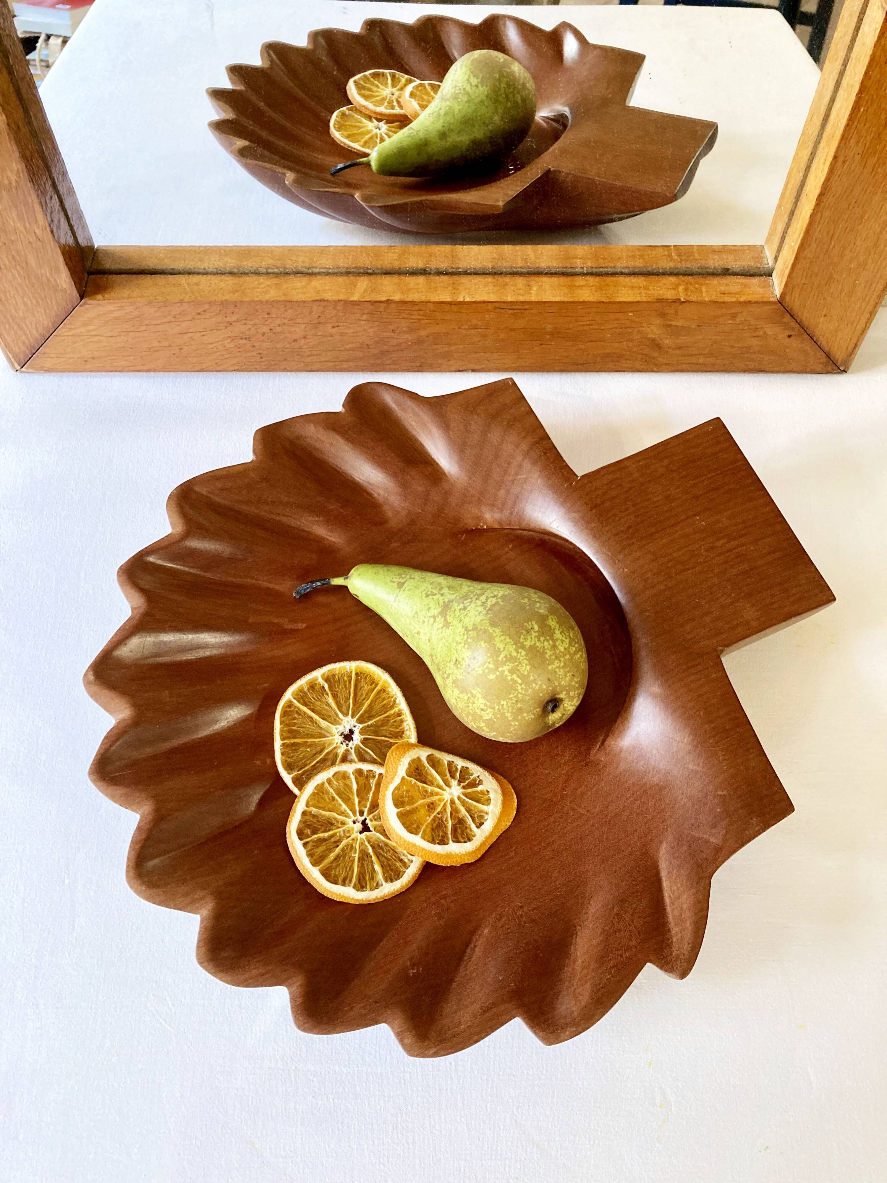 Corbeille à fruits ou grand vide-poche en bois exotique en forme de coquille Saint-Jacques