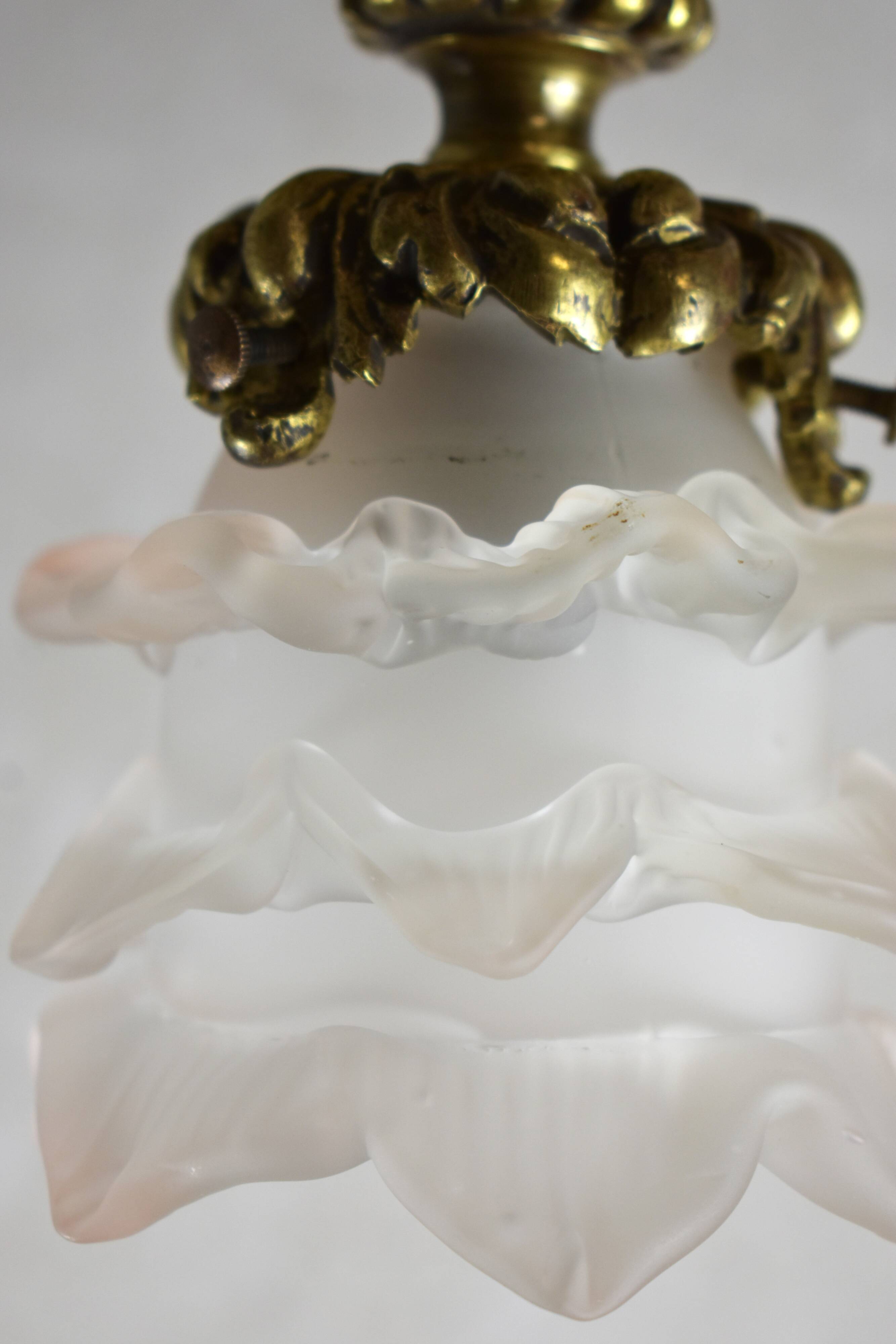 Suspension in bronze and glass paste.