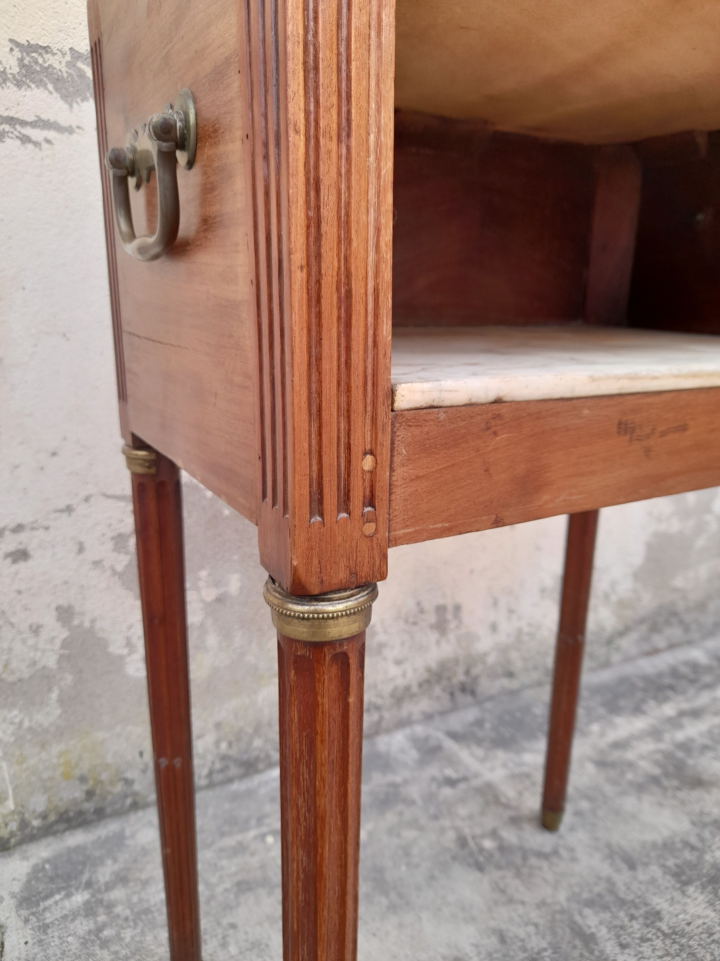 Table de chevet style louis xvi avec poignée