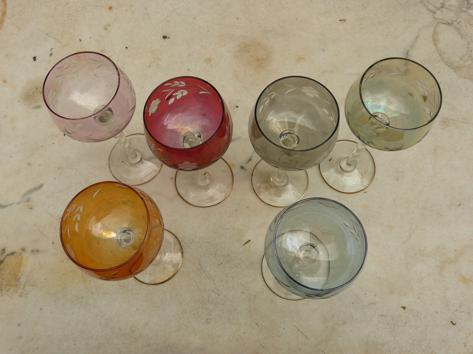 Série de 6 à vin verres en cristal taillé de couleurs