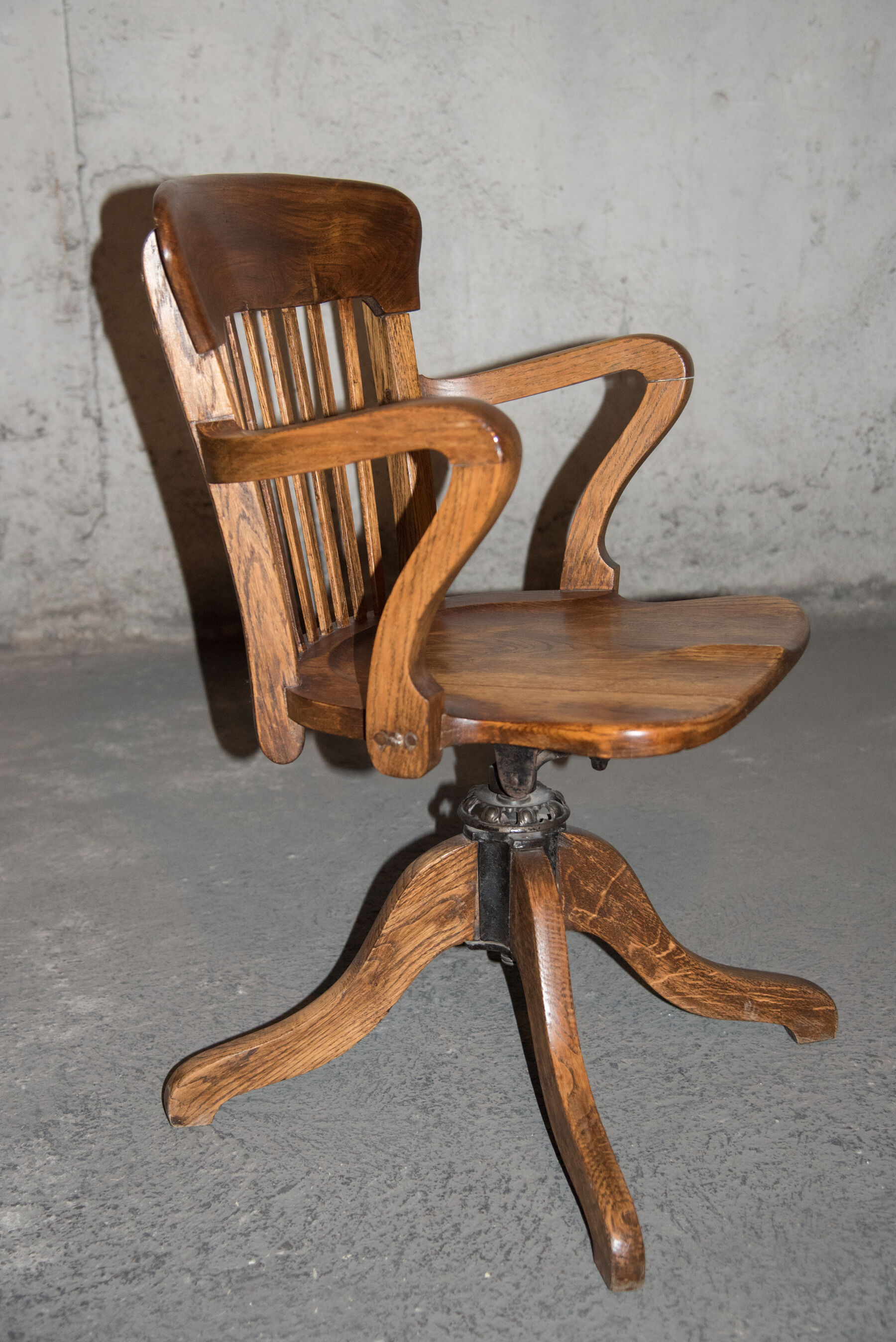Fauteuil américain pivotant chêne années 30