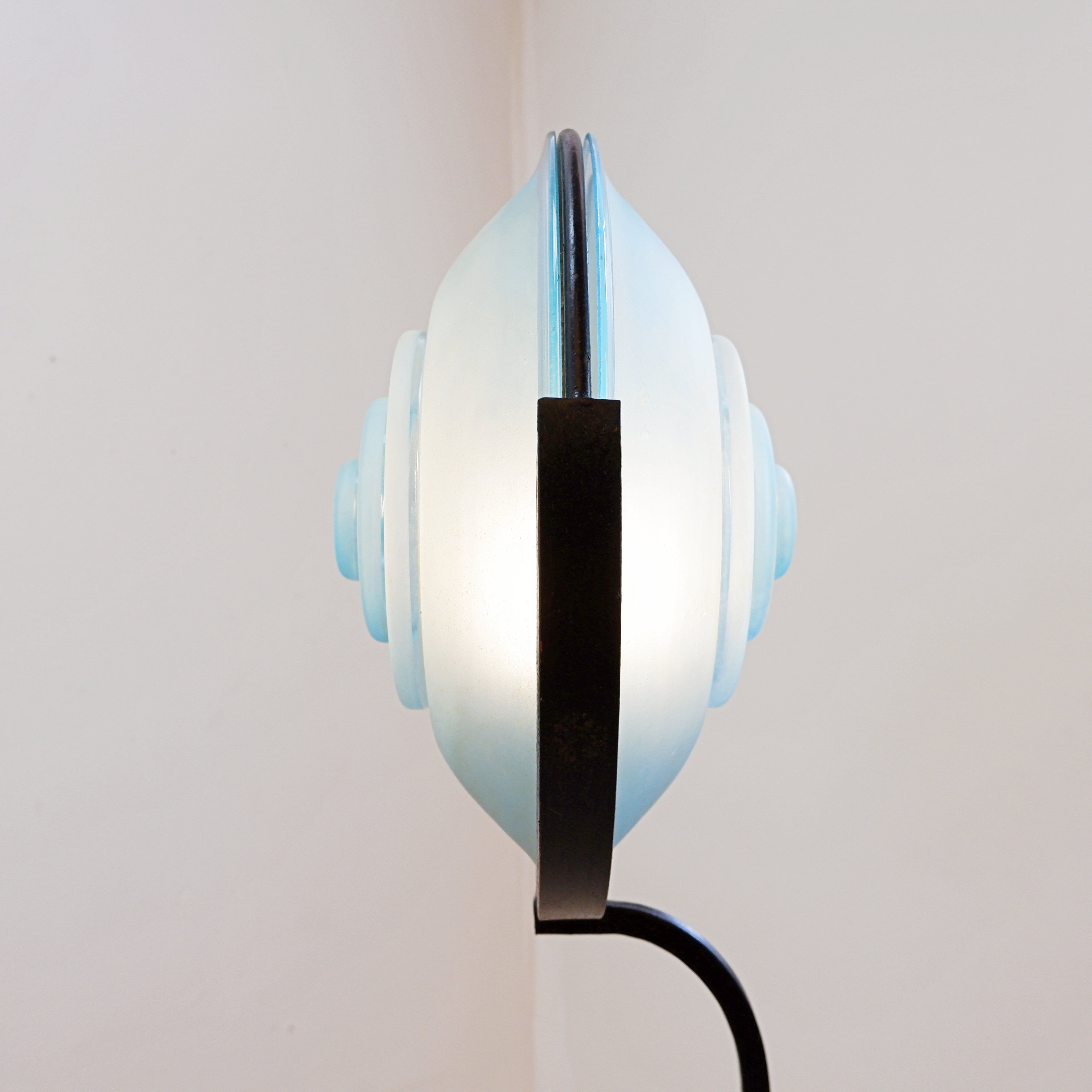 Floor lamp in metal and sandblasted glass disc