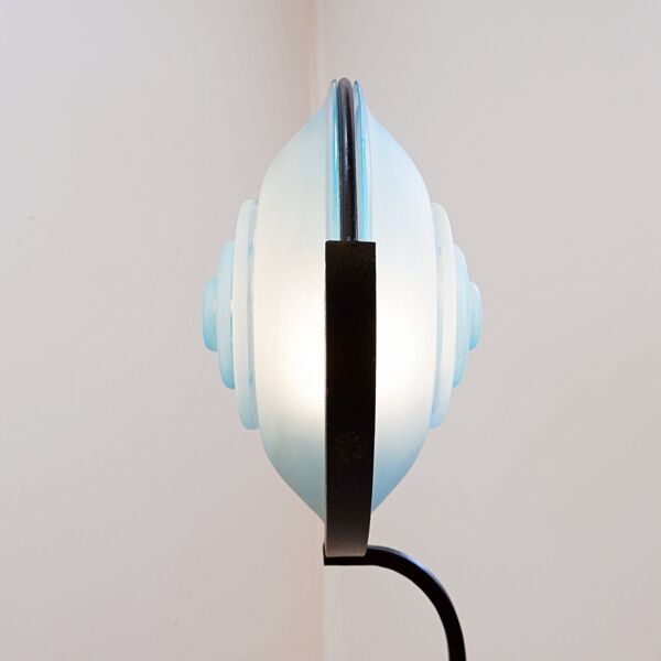 Lampadaire en métal et disque en verre sablé