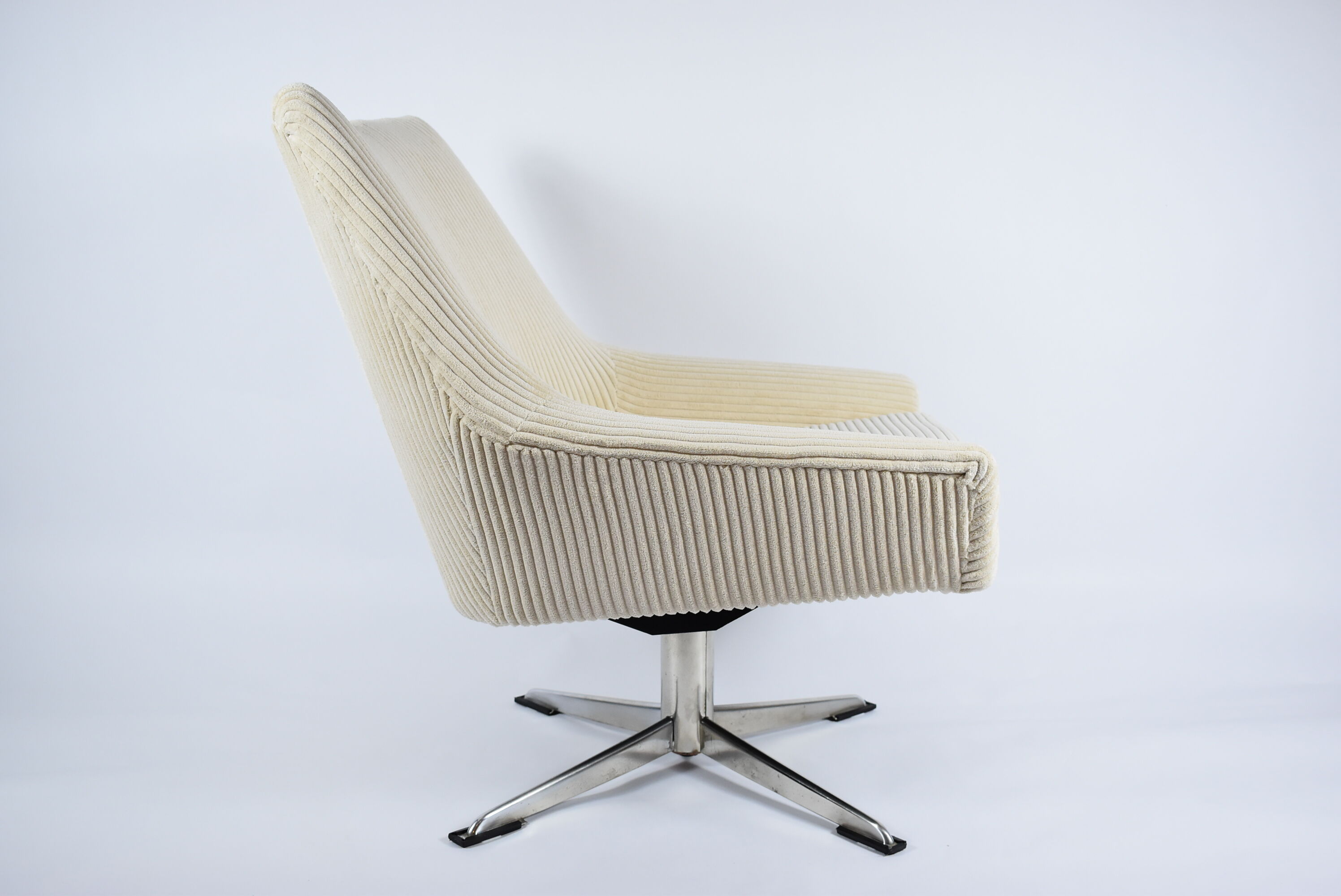 Original Restored Armchair "Shell" German Democratic Republic, 60s, Cord beige